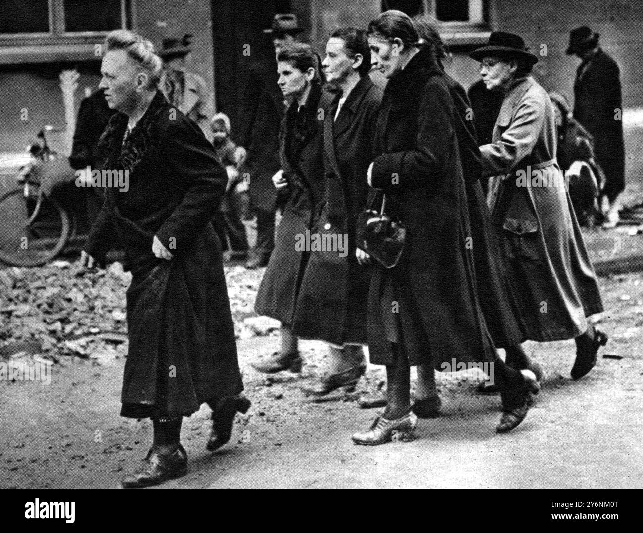 Juste représailles , les civils allemands deviennent des réfugiés. Les civils allemands apprennent ce que c'est de perdre leur maison et leurs postes face à une armée qui avance. Aix-la-Chapelle octobre 1944 ©2004 Topfoto Banque D'Images