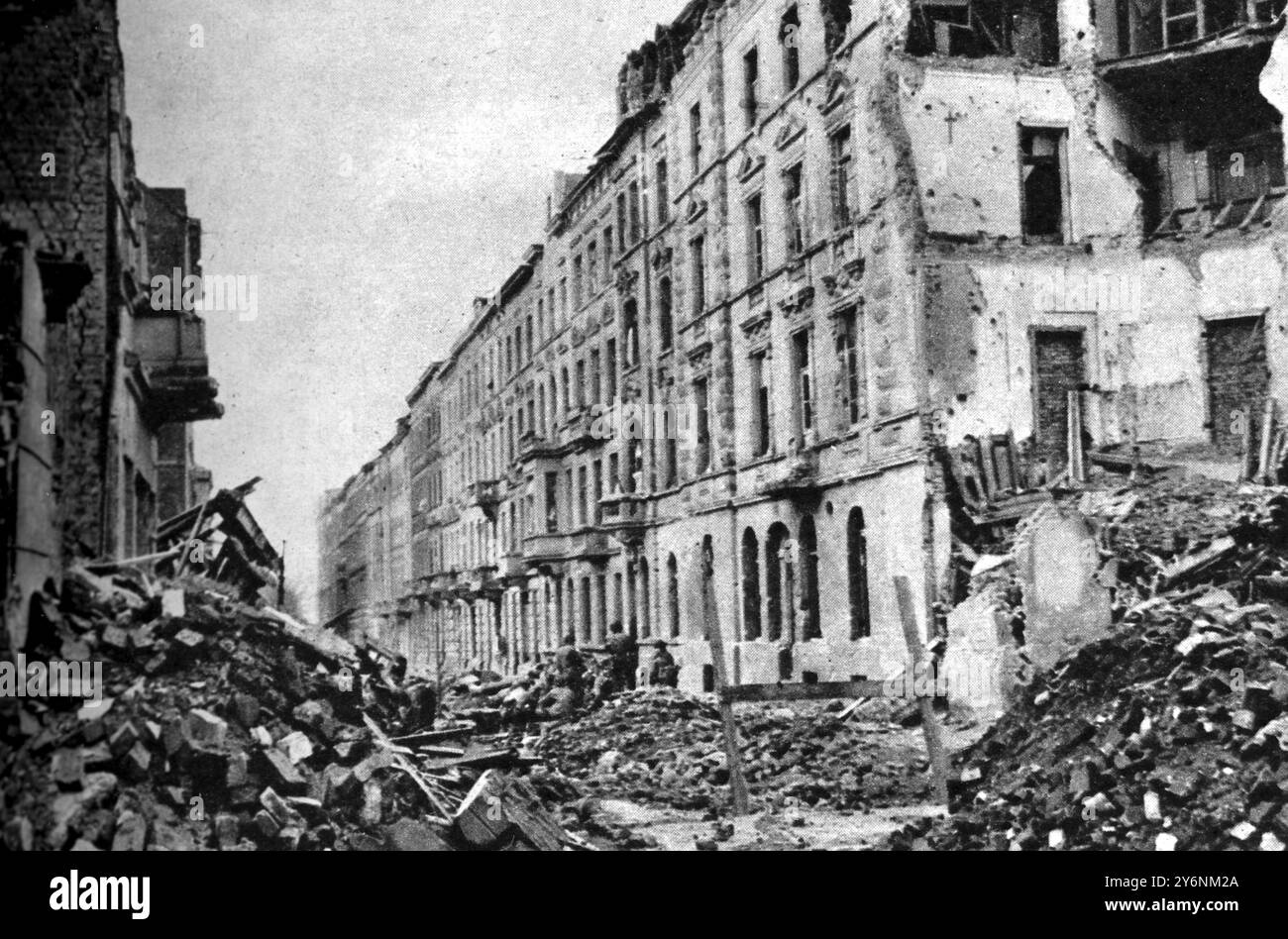 Cette rue d'Aix-la-Chapelle était bloquée à tous sauf à l'infanterie, les troupes américaines avançant lentement mais sûrement sur les montagnes de décombres. Octobre 1944 ©2004 Topfoto Banque D'Images