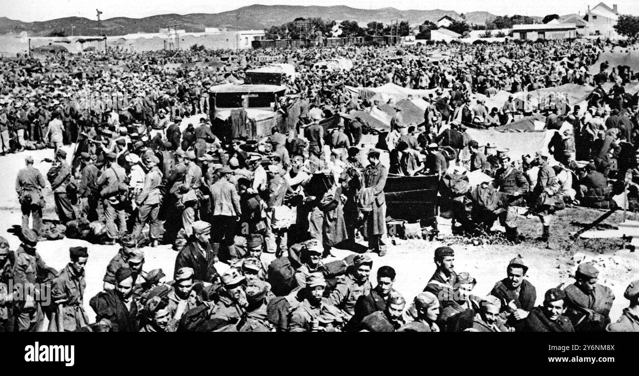 De Mareth au Cap bon, 267 000 prisonniers furent capturés par les armées alliées en Tunisie. Quelques-uns des 20 000 prisonniers dans le camp de prisonniers de guerre de Grombalia, le chiffre final donné pour la bataille finale 224 000 ©2004 Topfoto Banque D'Images