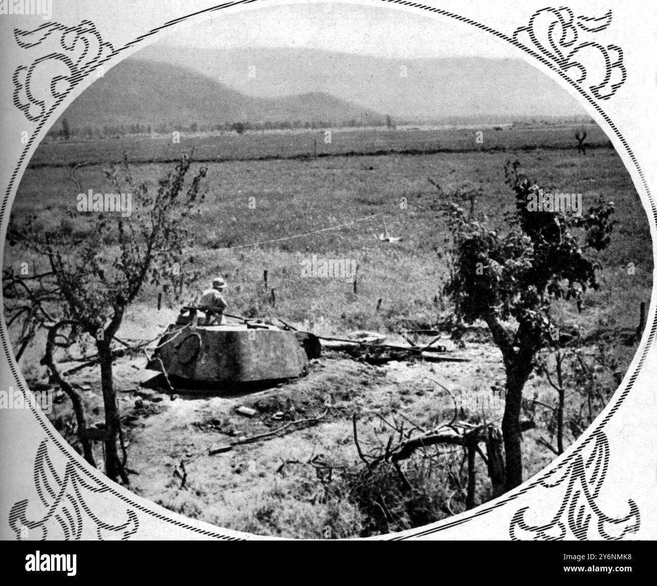 Avec les armées alliées victorieuses alors qu'elles avancent en Italie. Une fois un obstacle sur le chemin de la huitième Armée, une tourelle de char construite avec canon de 75 mm couvrant l'aérodrome Aquino et la route 6 juillet 1944 ©2004 Topfoto Banque D'Images