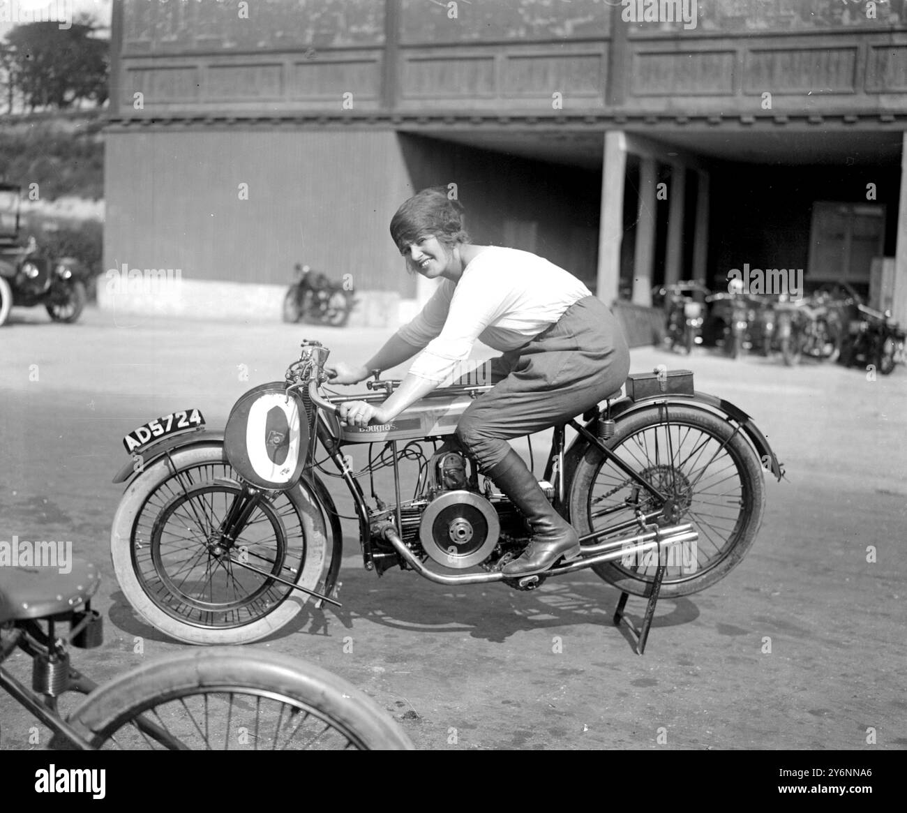 Courses automobiles à Brooklands. Mme Longman une des compétitrices qui a participé à la Douglas 4 3/4 Miles Open Scratch Race. 14 août 1920 Banque D'Images