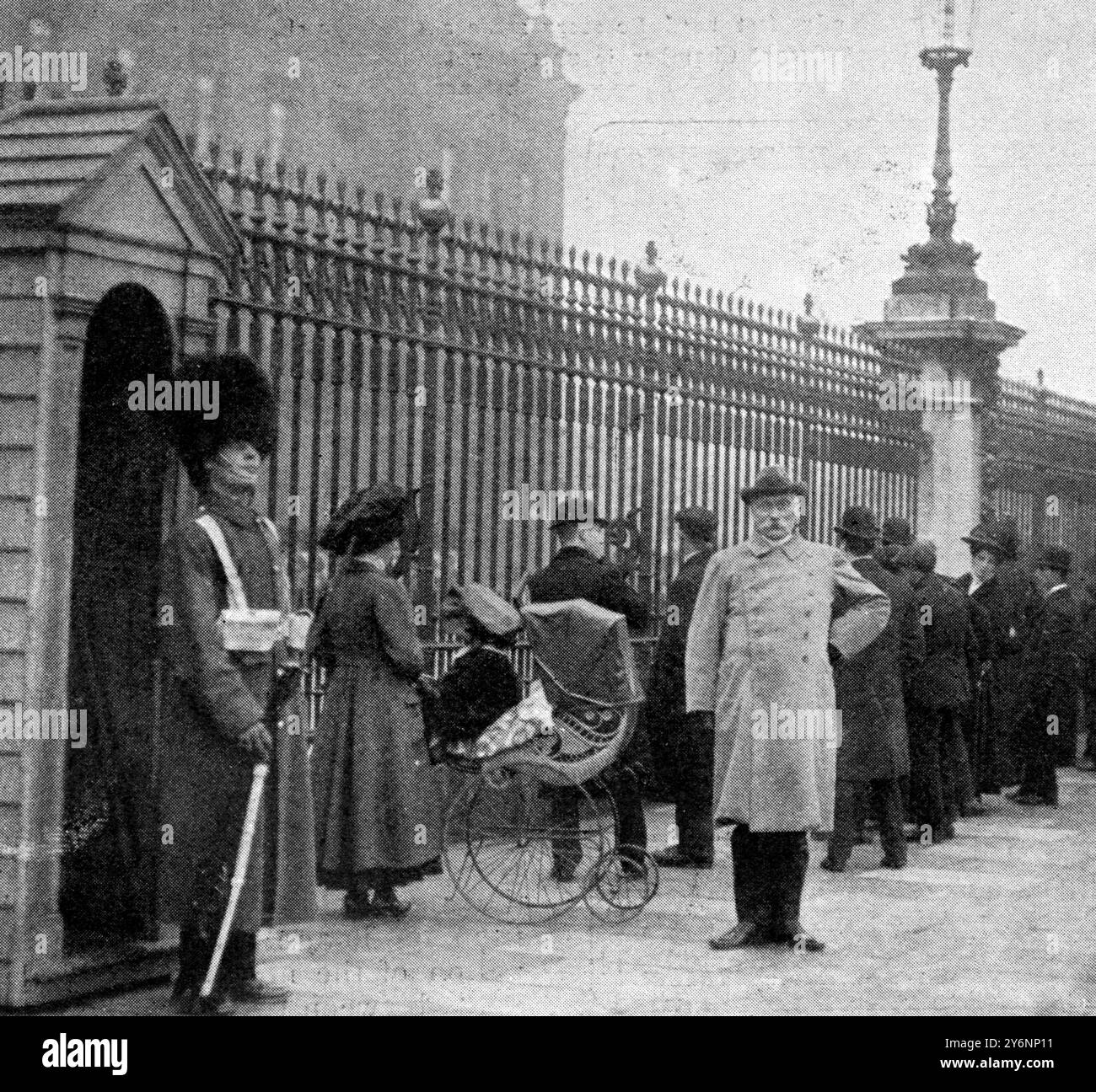 Le Cobbler Captain o Koepenick à Londres, Herr Wilhelm Voigt dehors Buckingham Palace, après avoir assisté à la relève de la garde. 19 mars 1910 Banque D'Images