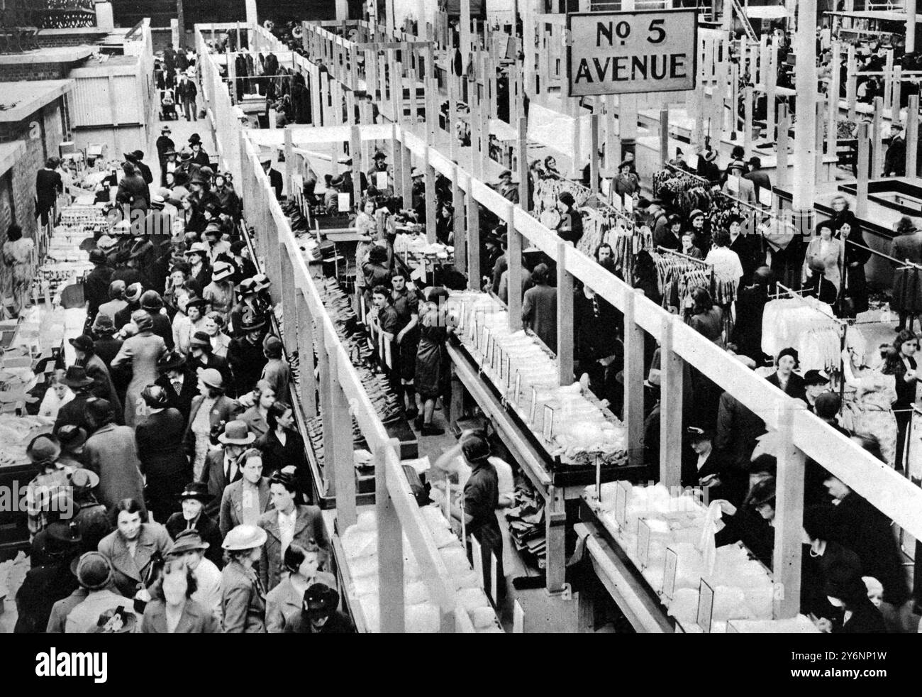 L'ancienne place du marché de Plymouth, en train d'être convertie en une grande forêt construite en béton de stands ou de cabines prenant la place des anciens magasins détruits par les raids ennemis octobre 1941 Banque D'Images