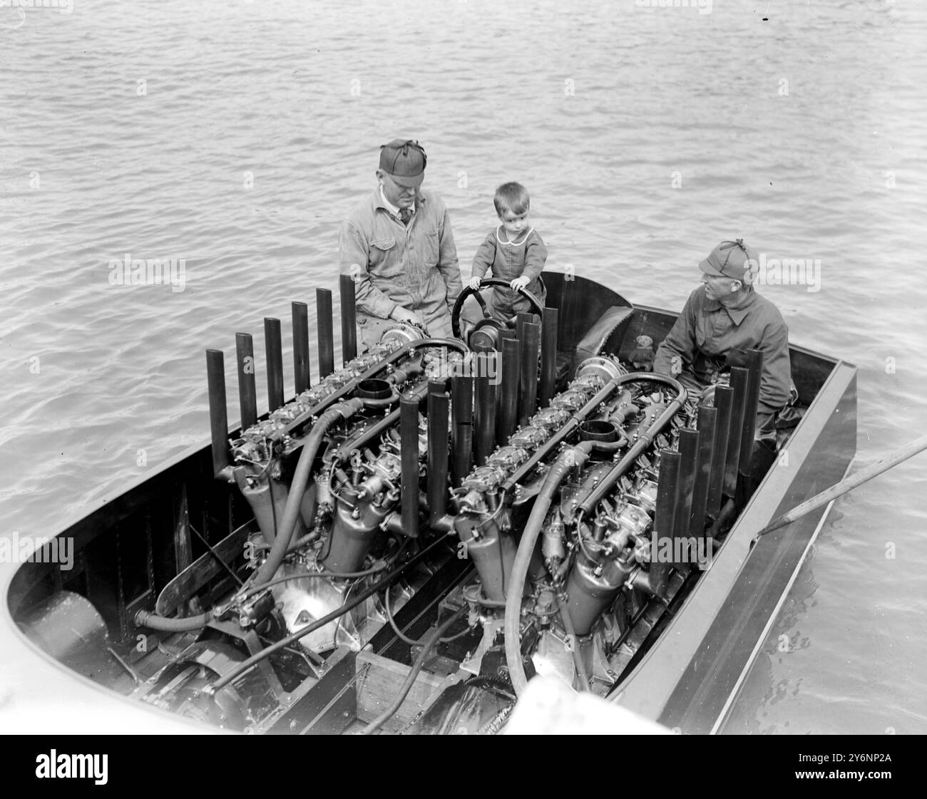 Allons-nous perdre le trophée bateau à moteur. Miss America's Wonderful Speed à Cowes. M. Garfield Wood et Jay Smith et Phil Wood Mechanics avec Garfield Wood Jr., propriétaire de Detroit 5. 6 août 1920 Banque D'Images