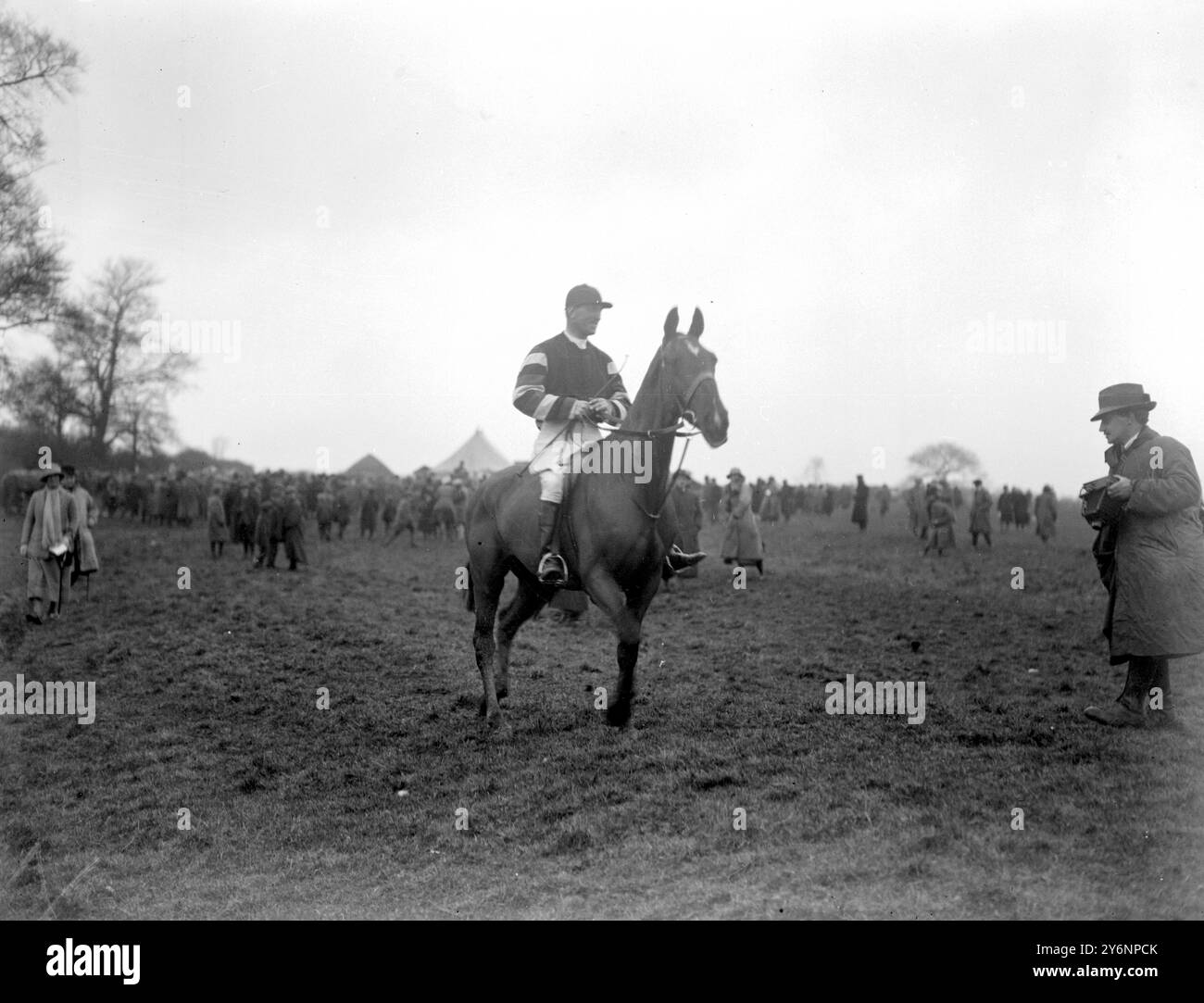 Oxford University point - to - point Steeplechases ont eu lieu à Stratton Audley. Lord Blandford sur le Challengor de la Faber Cup. 9 mars 1921 Banque D'Images