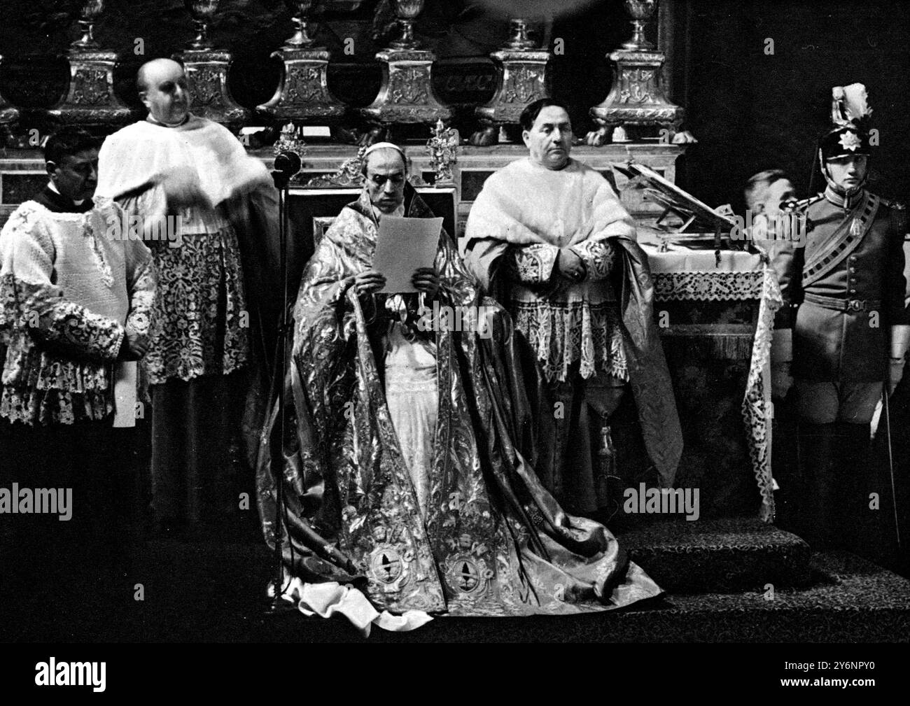'À cela, nous ajouterions un espoir de paix et une invitation à la même' Pape Pie XII, anciennement Cardinal Pacelli, diffusant dans le monde entier depuis la chapelle sixtine le lendemain de son élection le premier acte public du nouveau Pape, un appel mondial à la paix mars 1939 ©2004 Topfoto Banque D'Images