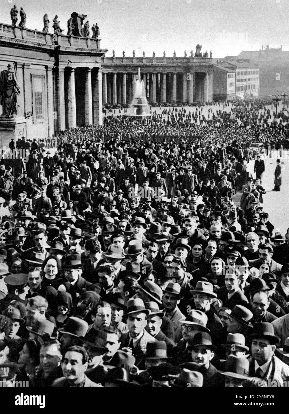 Les funérailles du pape Pie XI à Saint-Pierre attendent patiemment leur tour d'entrer dans Saint-Pierre pour passer devant le pape mort, une section de la grande foule de plusieurs milliers de personnes qui se sont rassemblées pour rendre hommage. Février 1939 ©2004 Topfoto Banque D'Images