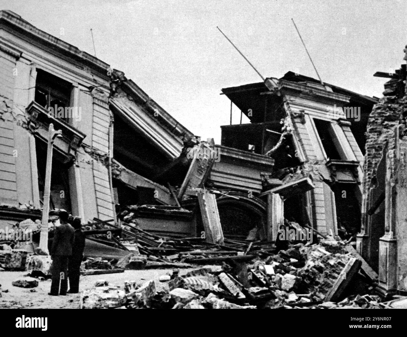 Le tremblement de terre chilien qui a tué 30 000 personnes la façade de l'immeuble de bureaux de MM. Williamson Balfour and Co une grande entreprise à Concepcion s'est brisée en sections février 1939 ©2004 Topfoto Banque D'Images