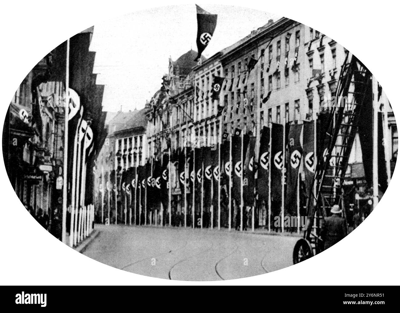 Retour de Herr Hitler à Berlin de Tchécoslovaquie : un accueil comme pour un conquérant préparatifs pour accueillir Herr Hitler à Berlin où la population a reçu l'ordre de traverser les rues et d'illuminer leurs maisons : banderoles Swastika dans la rue Dresdener mars 1939 ©2004 Topfoto Banque D'Images