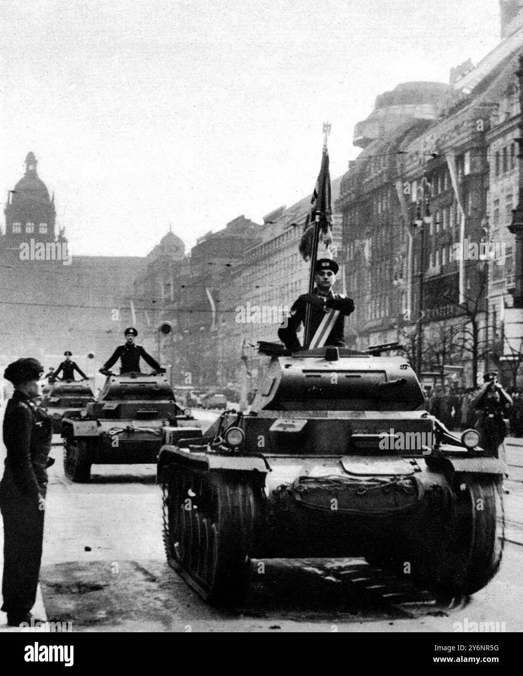 Les forces mécanisées de l'armée allemande arrivent comme en défilé : chars légers passant dans les rues de Prague mars 1939 ©2004 Topfoto Banque D'Images