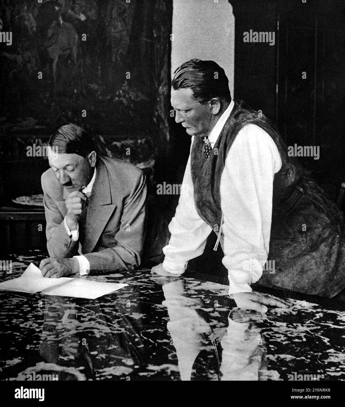 La purge allemande Herr Hitler qui est maintenant le chef suprême de toutes les forces armées et le maréchal Goering nouvellement promu, un membre du nouveau conseil secret du cabinet février 1938 Banque D'Images