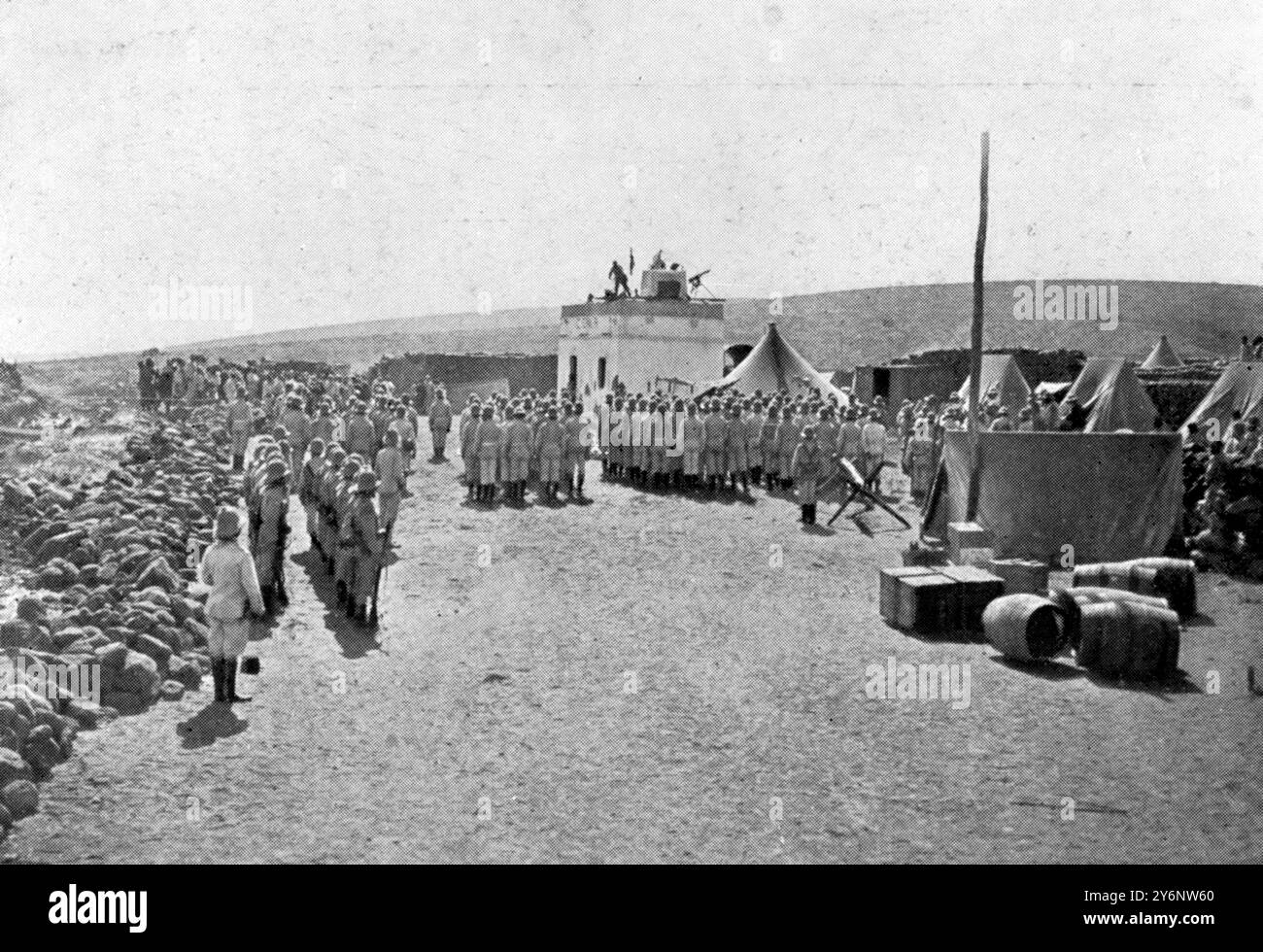 Un alter sur le toit d'un blockhaus : une célébration remarquable de la messe à Melilla. 30 octobre 1909 Banque D'Images