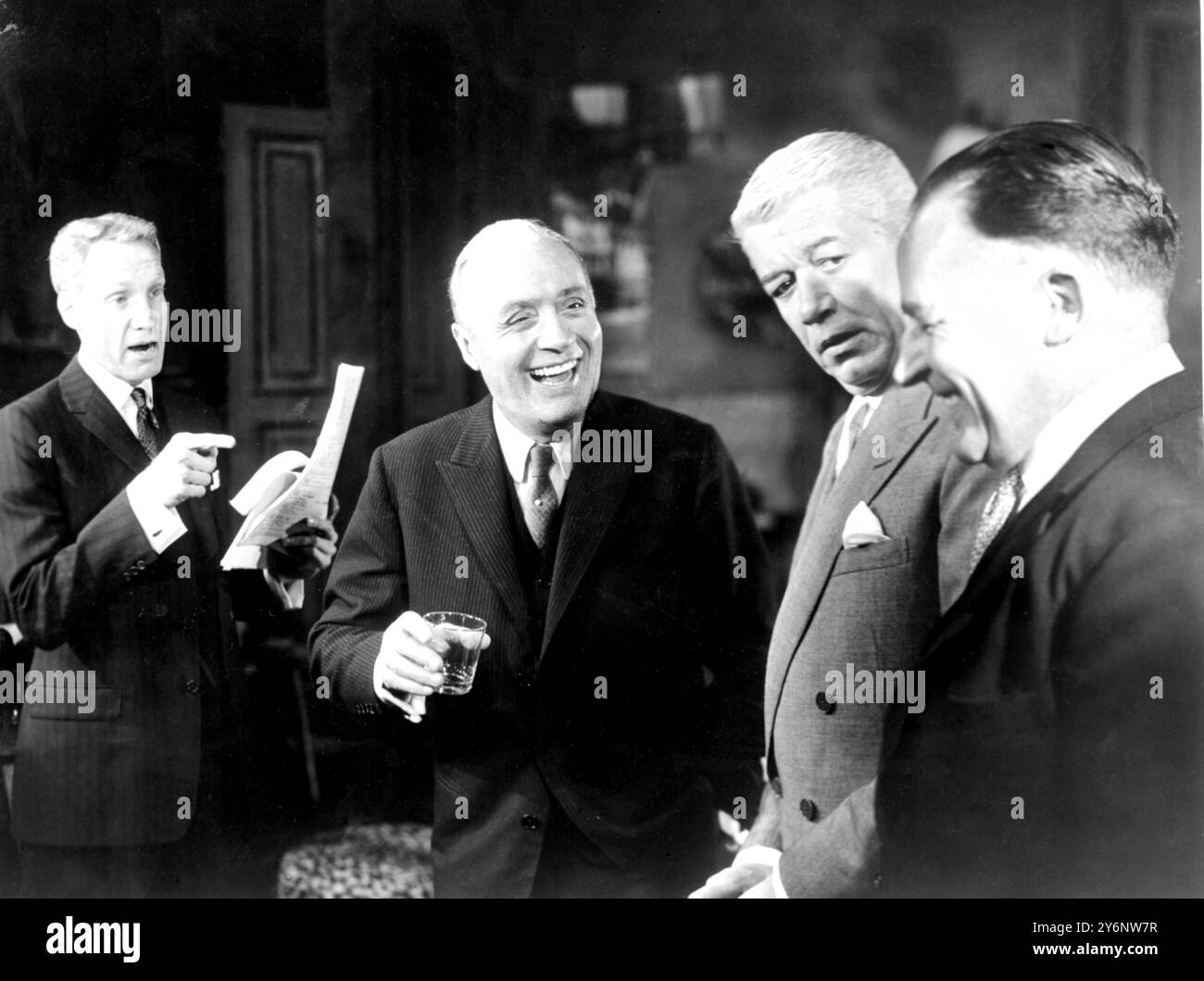 Londres : Charles Boyer (au centre, riant) cœur de l'écran. Faisant sa première apparition sur West End Stage dans le projet Terence Rattigan pour la pièce de Broadway, "Man and Boy", au Queen's Theatre, Shaftesbury Avenue. Dans une scène avec William Smithers (à gauche) ; Austin Will et l'acteur Geoffrey Keen (à droite). 3 septembre 1963 Banque D'Images