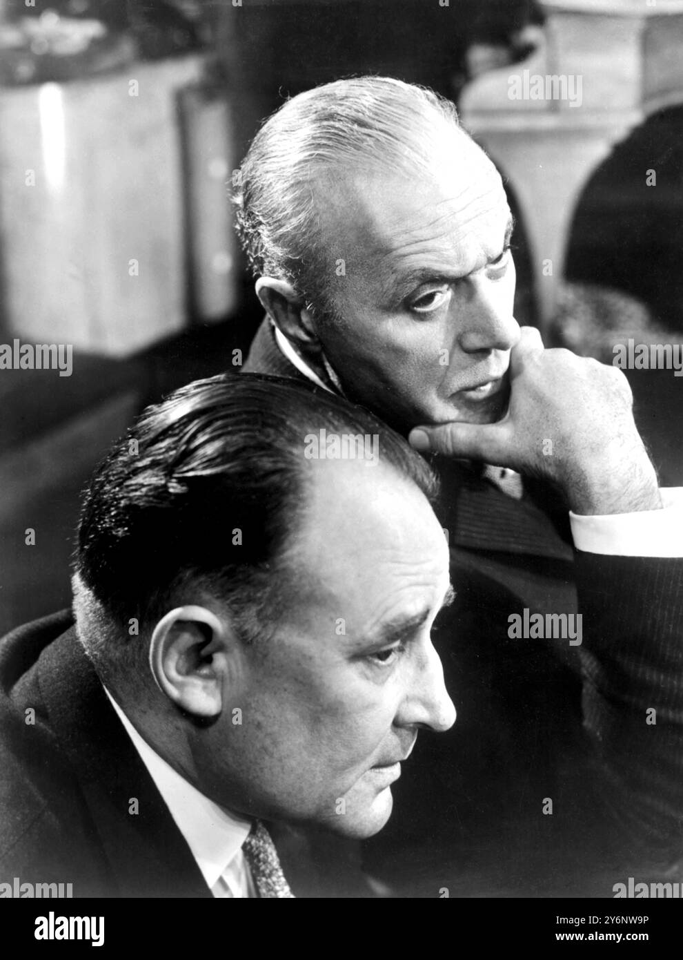 Londres : Charles Boyer (à droite) cœur de l'écran. Faisant sa première apparition sur West End Stage dans le projet Terence Rattigan pour la pièce de Broadway, "Man and Boy", au Queen's Theatre, Shaftesbury Avenue. Dans une scène avec l'acteur Geoffrey Keen. 3 septembre 1963 Banque D'Images