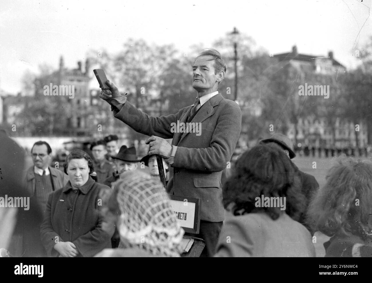 Dimanche après-midi à Hyde Park lorsque les orateurs s'adressent à la foule à North End de Park Lane près de Marble Arch. 6 novembre 1945. Banque D'Images