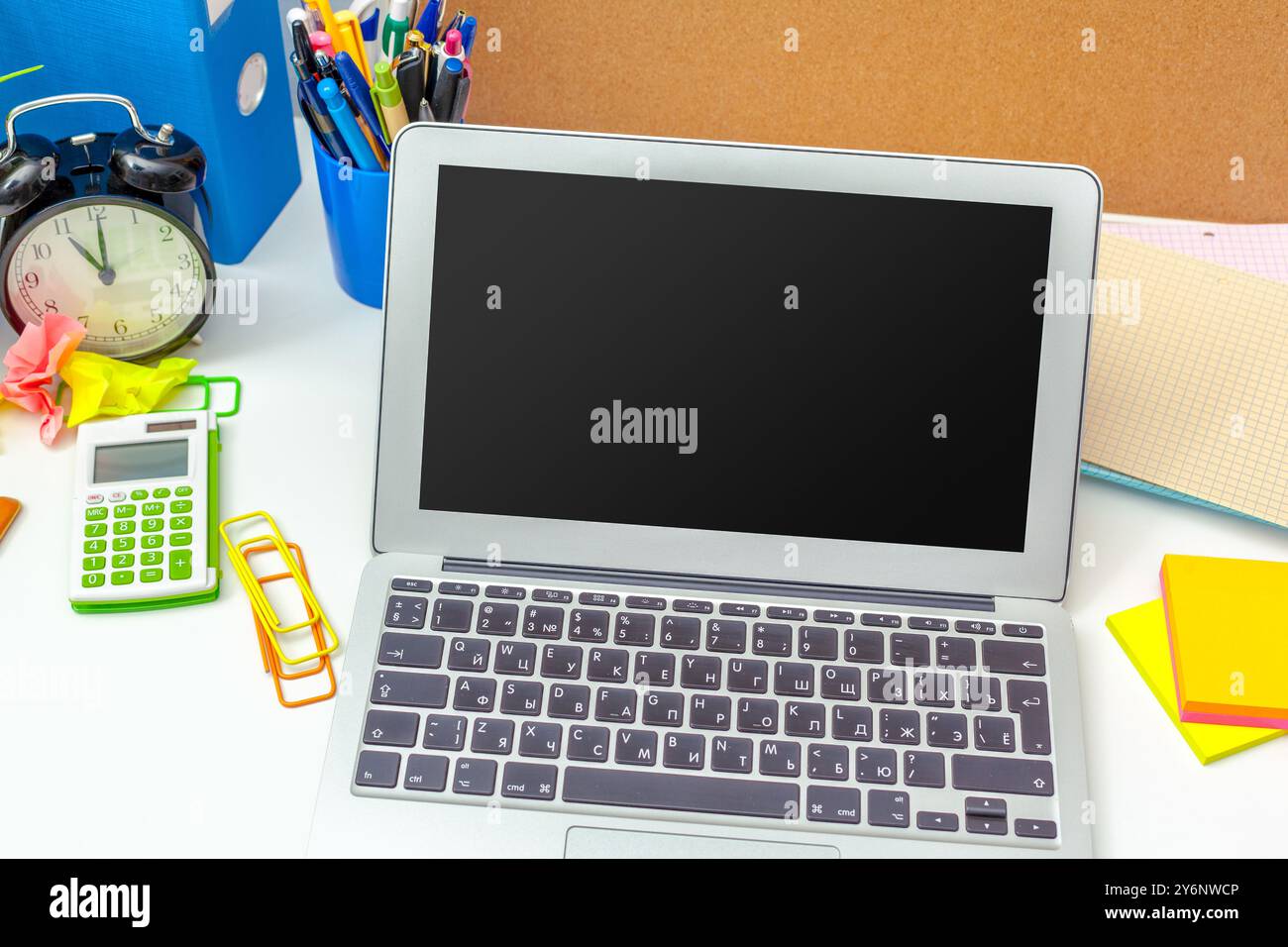 Lieu de travail d'une personne créative avec une variété d'objets de papeterie en couleur Banque D'Images