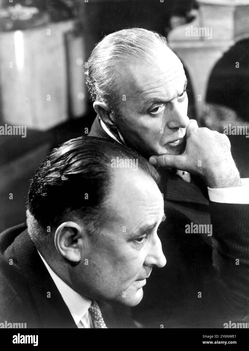 Londres : Charles Boyer (à droite) cœur de l'écran. Faisant sa première apparition sur West End Stage dans le projet Terence Rattigan pour la pièce de Broadway, "Man and Boy", au Queen's Theatre, Shaftesbury Avenue. Dans une scène avec l'acteur Geoffrey Keen. 3 septembre 1963 Banque D'Images