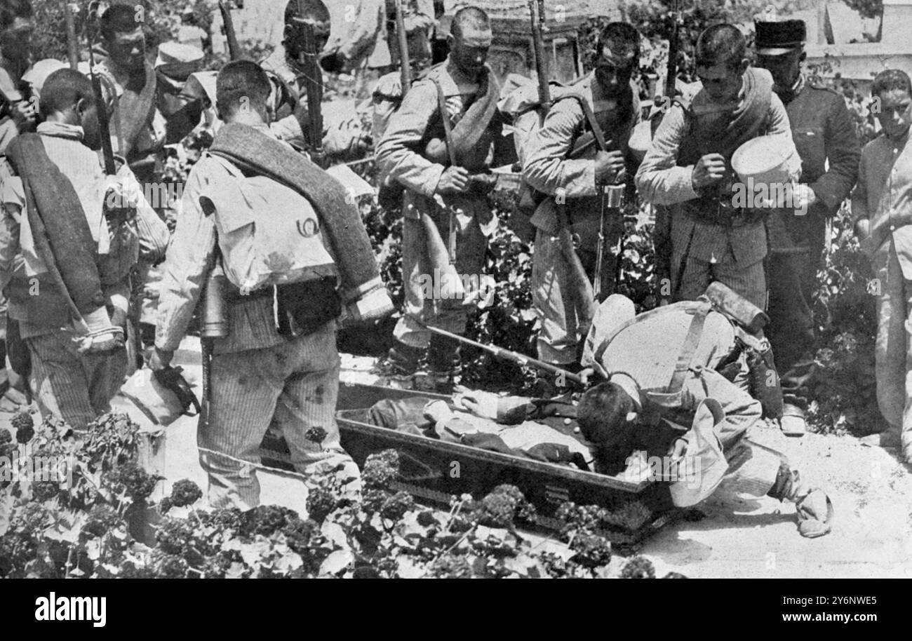 Le dernier salut à leur officier mort : des soldats espagnols embrassant le front du lieutenant-colonel Ibanez-Marin tué au combat à l'extérieur de Melilla. 7 août 1909 Banque D'Images