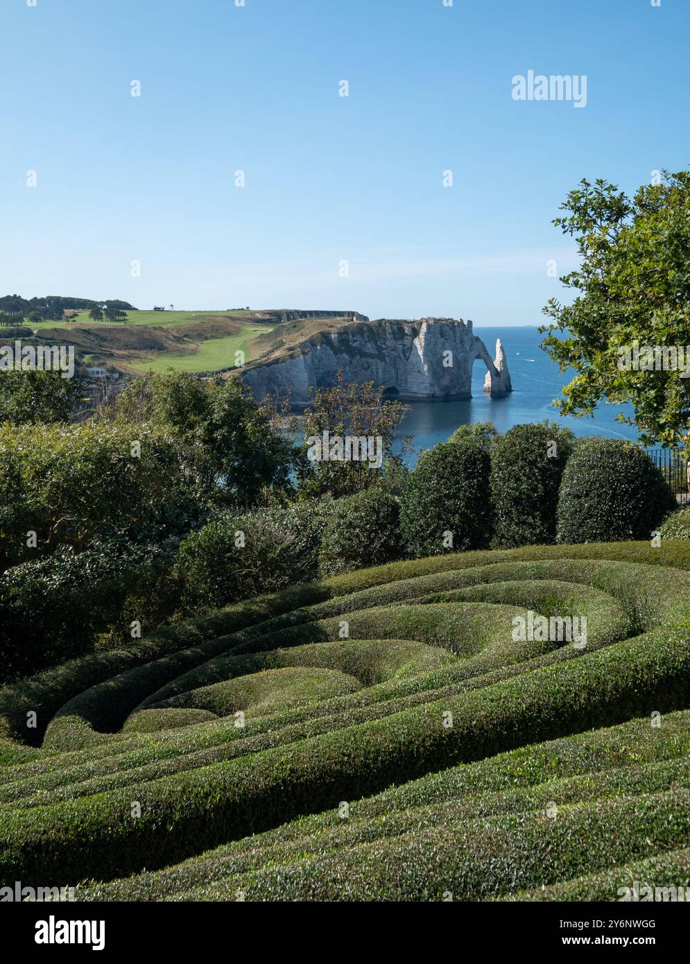 Les jardins d'Etratat, Normandie France, avec des haies topiaires bien entretenues. Situé au sommet de la falaise surplombant la formation rocheuse de la porte d'aval. Banque D'Images