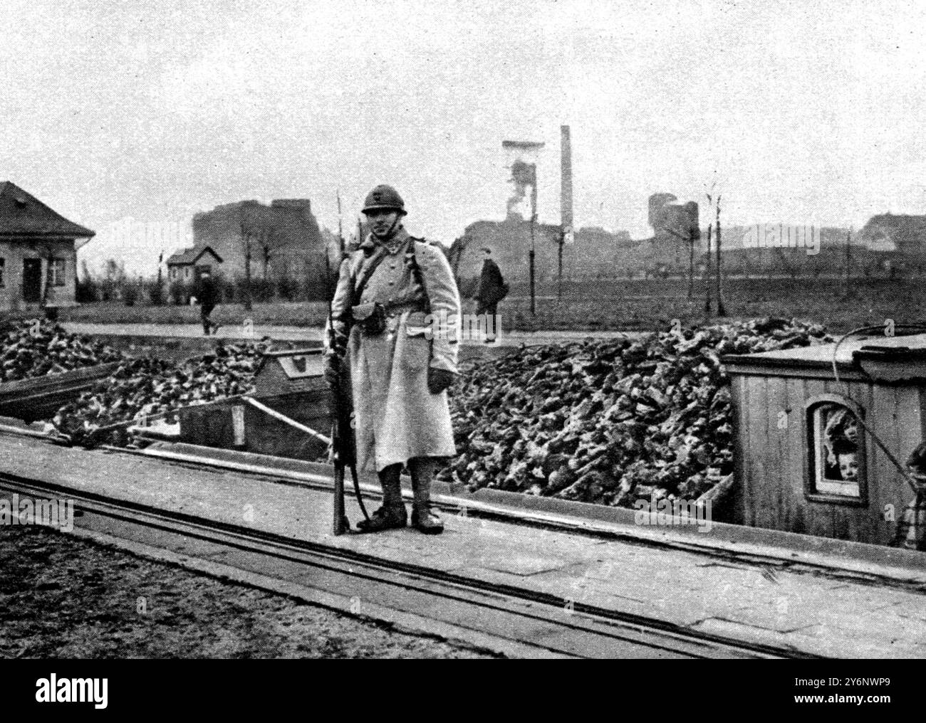 The French Grip on Germany's Coal : Scenes in the Ruhr. : En contact avec le produit réel qui a été la cause du problème : un soldat français gardant une barge chargée de charbon allemand. 27 janvier 1923 Banque D'Images