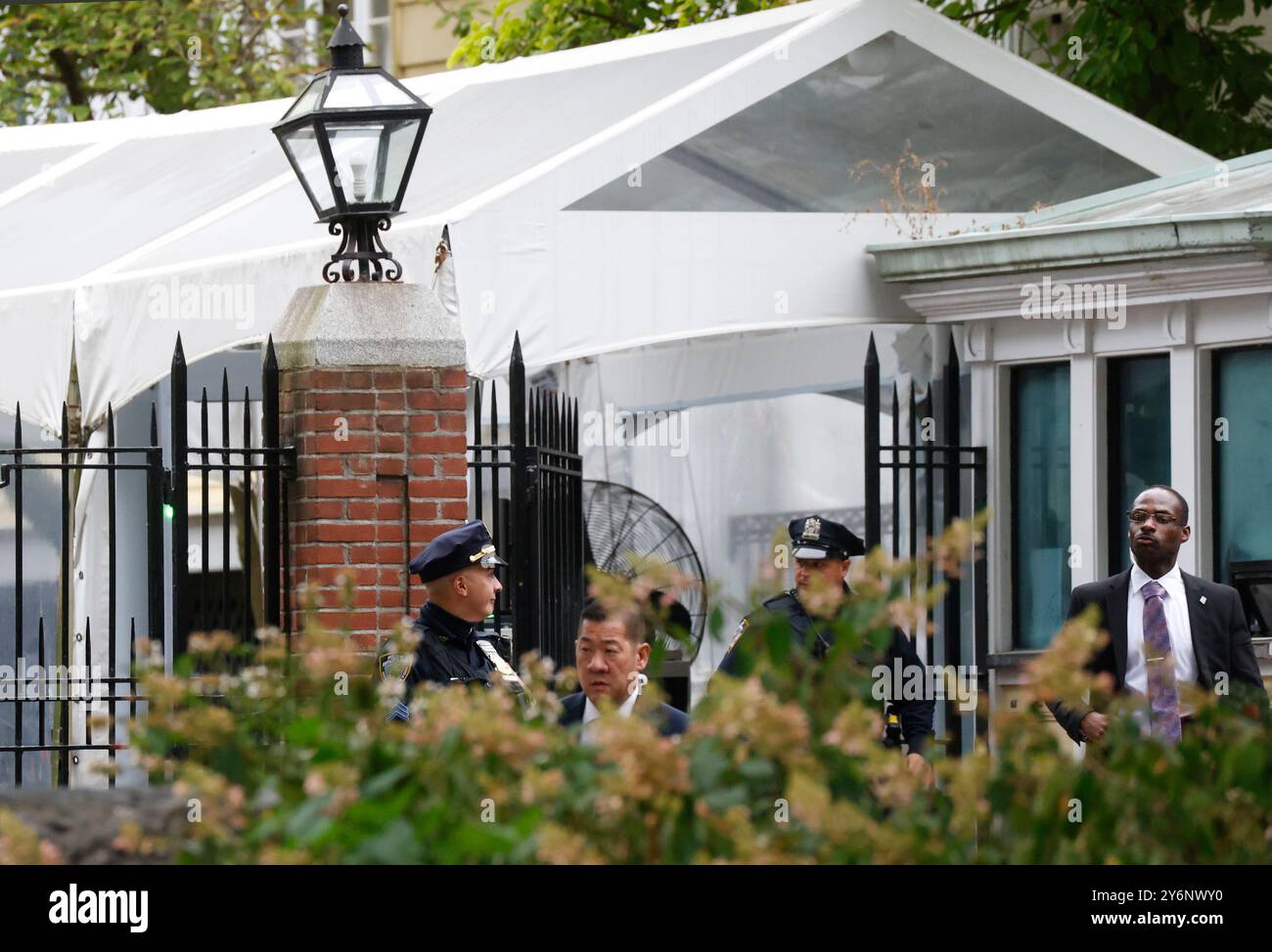 New York, États-Unis. 26 septembre 2024. Des responsables de l'application de la loi sont vus devant le Gracie Mansion, la résidence officielle du maire de New York, Eric Adams, le jeudi 26 septembre 2024. Adams a été inculpé dans une enquête fédérale sur la corruption, selon des sources d'information. Photo de John Angelillo/UPI crédit : UPI/Alamy Live News Banque D'Images