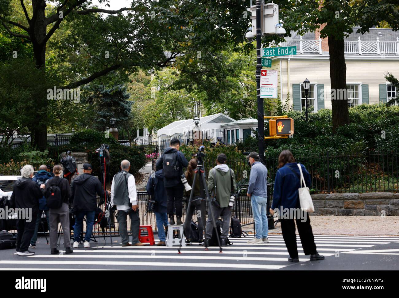 New York, États-Unis. 26 septembre 2024. Des membres des médias sont vus devant le manoir Gracie, la résidence officielle du maire de New York, Eric Adams, le jeudi 26 septembre 2024. Adams a été inculpé dans une enquête fédérale sur la corruption, selon des sources d'information. Photo de John Angelillo/UPI crédit : UPI/Alamy Live News Banque D'Images