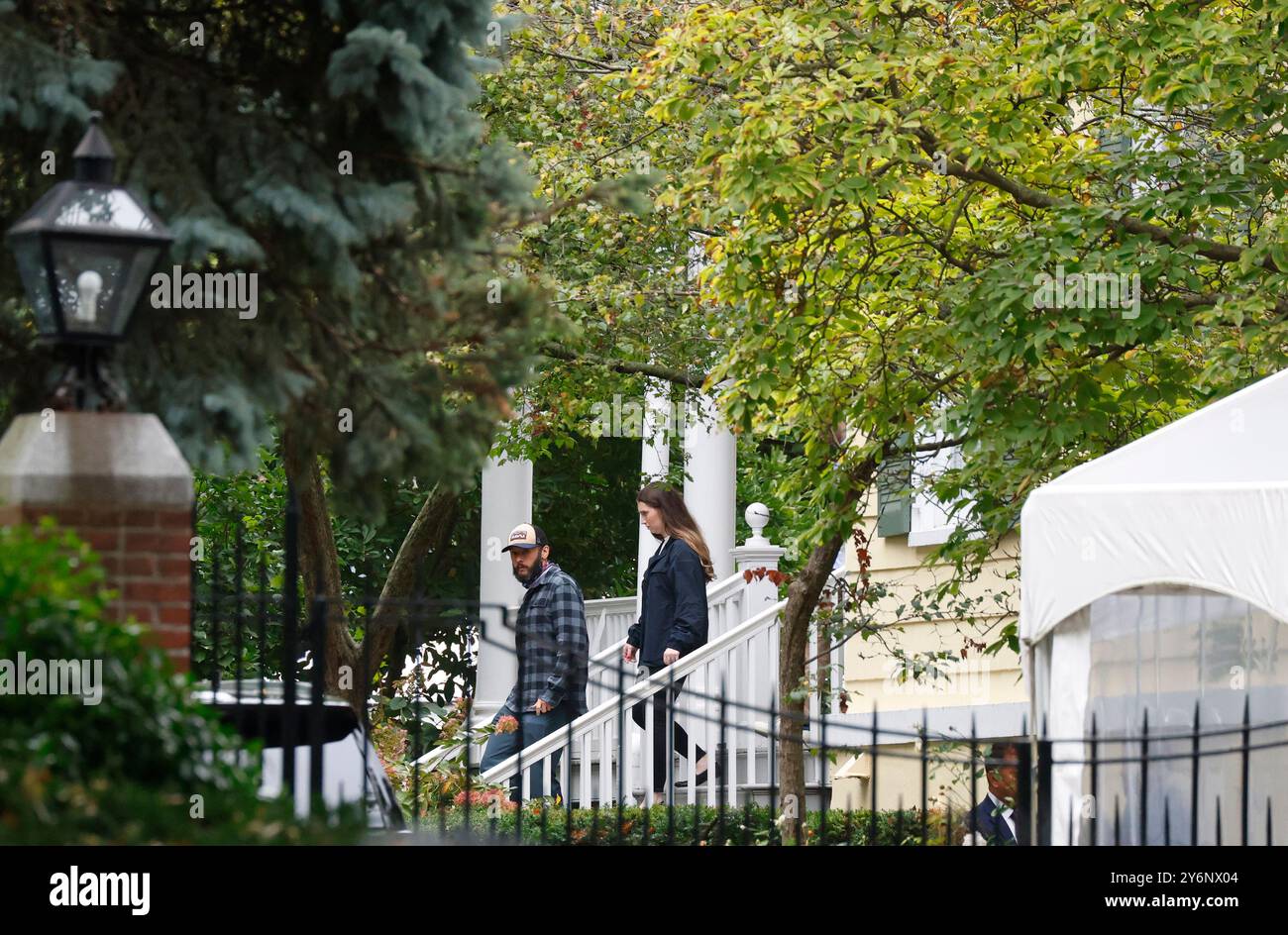 New York, États-Unis. 26 septembre 2024. Des gens sont vus quitter Gracie Mansion, la résidence officielle du maire de New York Eric Adams, le jeudi 26 septembre 2024. Adams a été inculpé dans une enquête fédérale sur la corruption, selon des sources d'information. Photo de John Angelillo/UPI crédit : UPI/Alamy Live News Banque D'Images