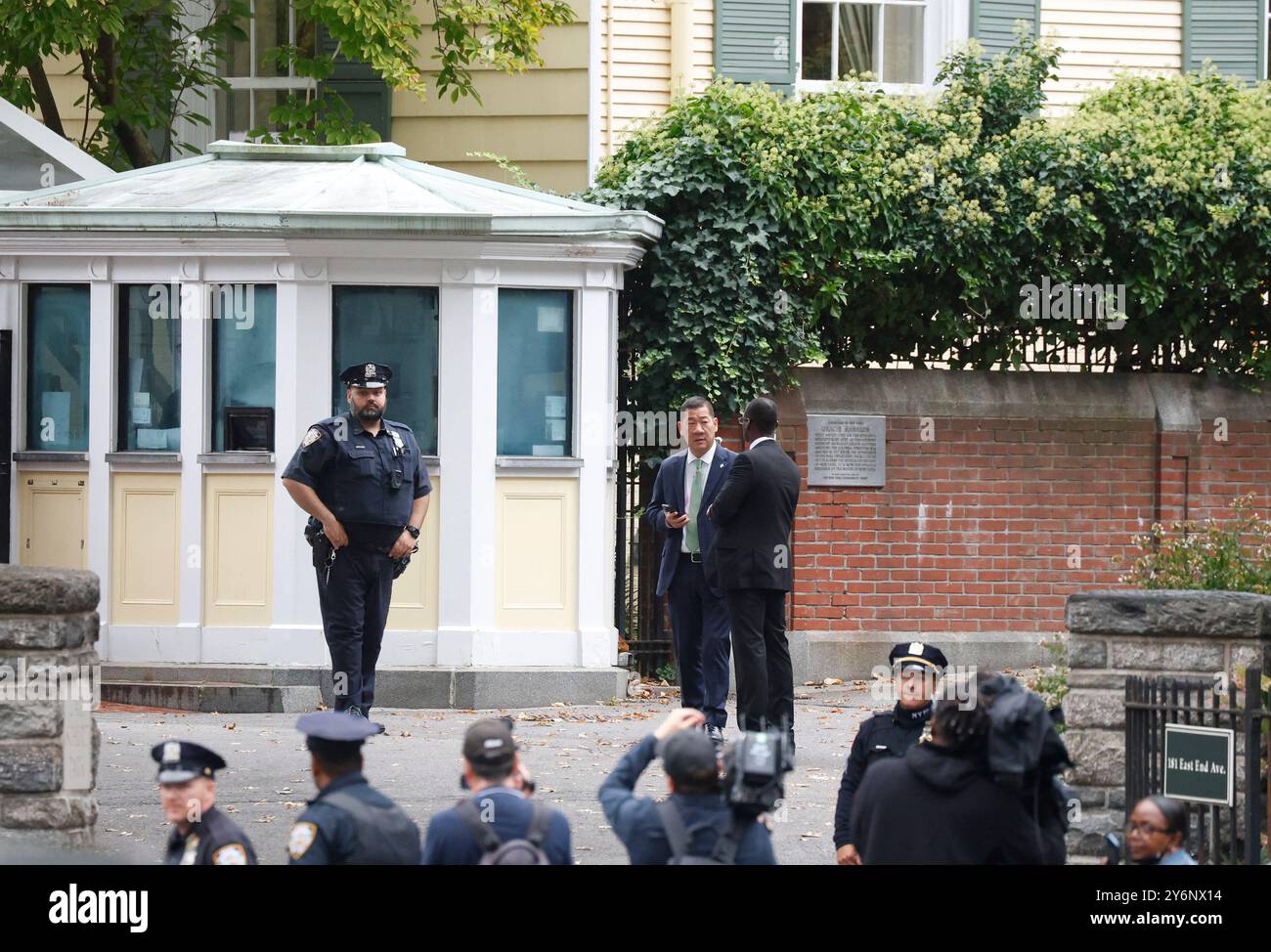 New York, États-Unis. 26 septembre 2024. Des membres des médias et des responsables de la police sont aperçus devant le manoir Gracie, la résidence officielle du maire de New York, Eric Adams, le jeudi 26 septembre 2024. Adams a été inculpé dans une enquête fédérale sur la corruption, selon des sources d'information. Photo de John Angelillo/UPI crédit : UPI/Alamy Live News Banque D'Images