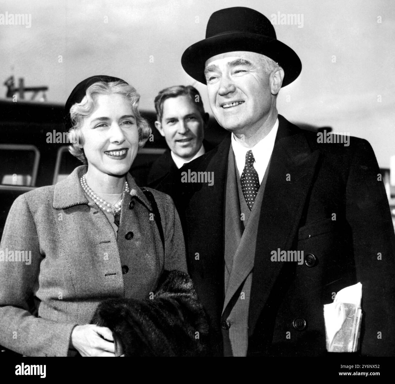 New York : Mme Clare Boothe Luce, Ambassadrice des Etats-Unis en Italie, est accueillie par son mari éditeur Henry Luce, à son arrivée ici par avion. 29 décembre 1953 Banque D'Images