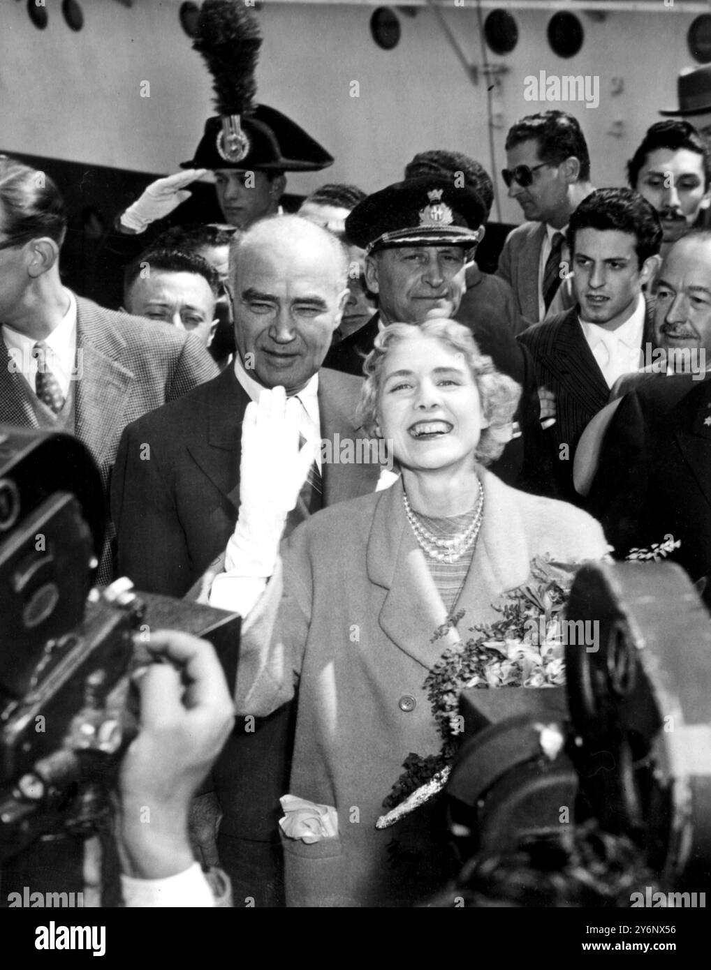 Naples, Italie : Mme Clare Boothe Luce, ambassadrice des États-Unis en Italie, est arrivée sur un paquebot italien Andrea Doria pour prendre son poste à Rome. Avec son mari, l'éditeur Henry Luce (à gauche). Premières femmes accréditées auprès du gouvernement italien. 23 avril 1953 Banque D'Images