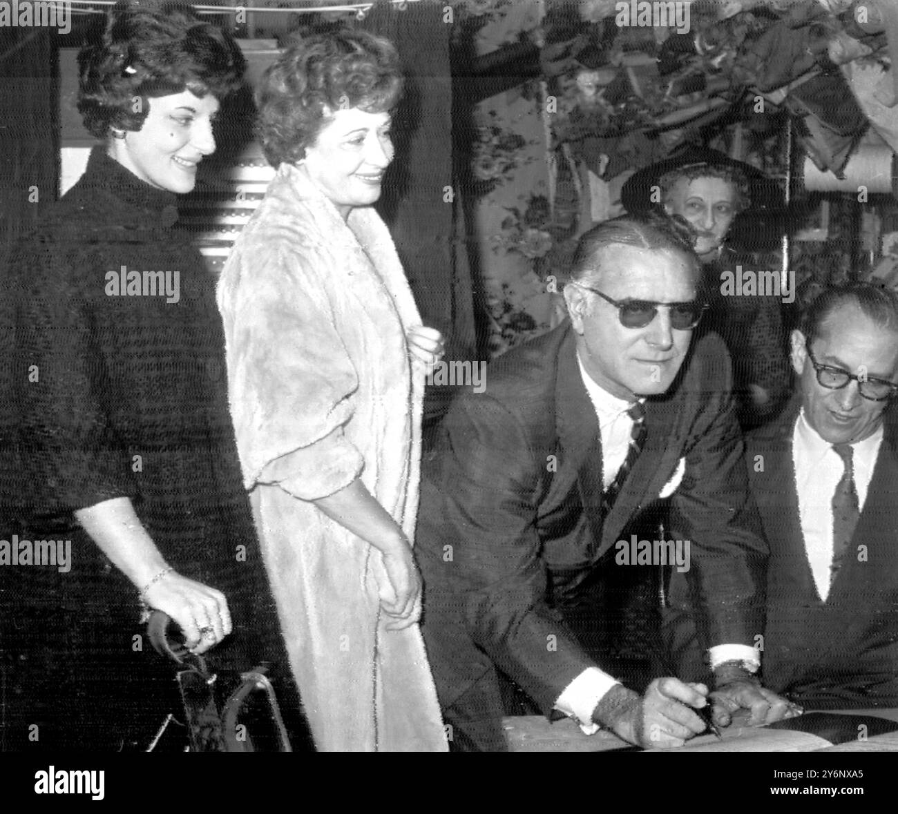 New York, États-Unis : le leader démocrate Carmine de Sapio a enregistré sa crinière avant d'entrer dans le bureau de vote pour voter pour le nouveau président américain. Avec sa femme (au centre) et sa fille Geraldine (à gauche). 8 novembre 1960 Banque D'Images