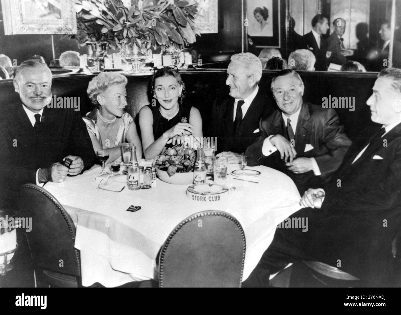 New York M. et Mme Ernest Hemmingway, Mme Leland Hayward, l'acteur Spencer Tracy, le producteur George Jessel et le producteur d'écrans de télévision de théâtre Leland Hayward profitant d'un dîner et d'une discussion dans une boîte de nuit New-yorkaise, le romancier Hemmingway négocie actuellement avec une compagnie d'images qui veut filmer son dernier livre Old Man and the Sea le 30 juin 1953 Banque D'Images