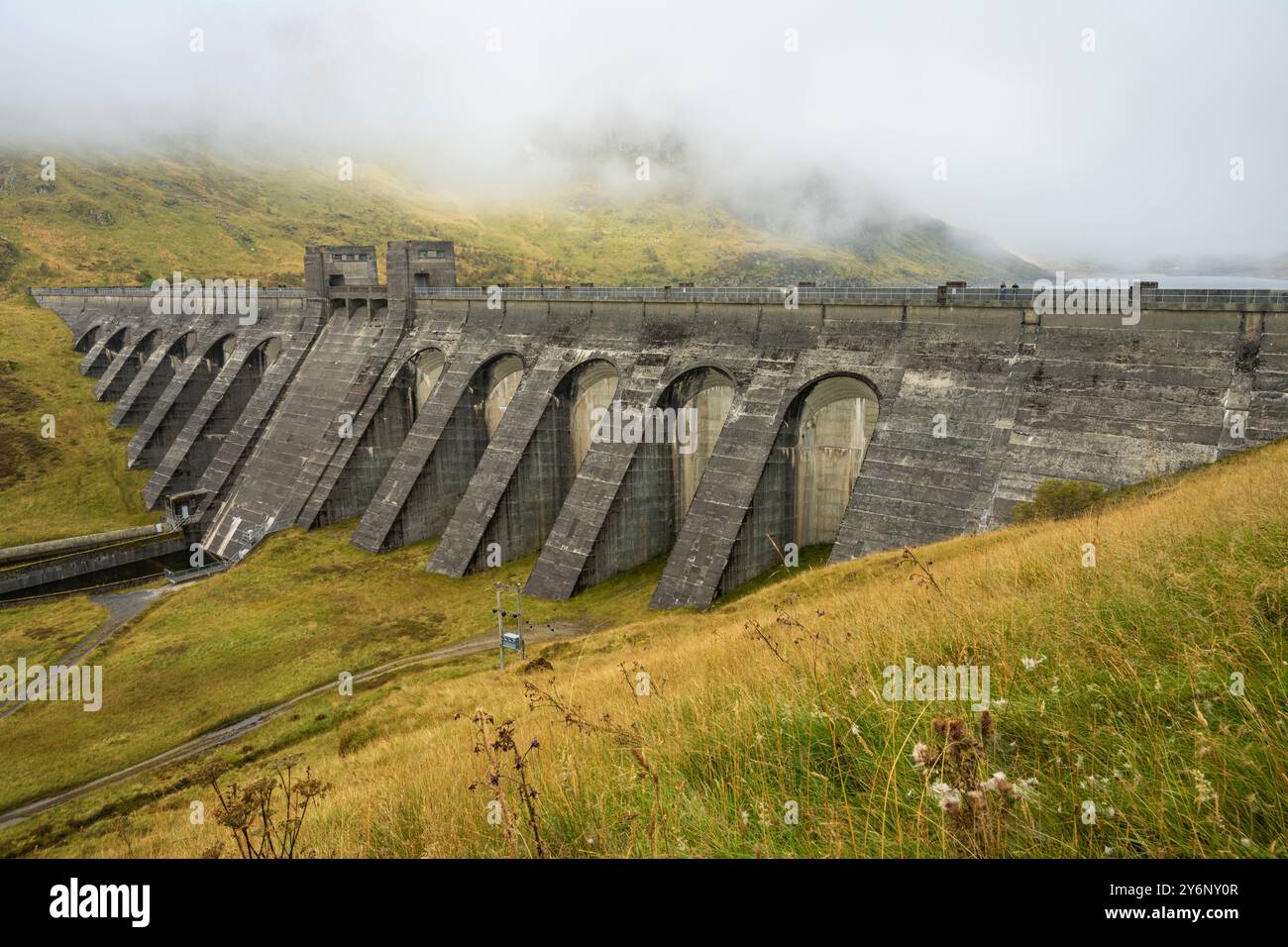 Lawers Dam émerge de la brume, près de Killin, Perthshire, Écosse, Royaume-Uni Banque D'Images