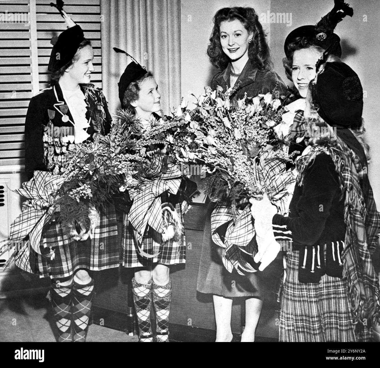 Moire Shearer on of Englands Greatest Prima-Ballerinas a reçu un accueil chaleureux en Amérique. Pour co-vedette avec Danny Kaye dans le film américain 'Hans Cristian Andersen' vu ici avec quatre petites filles membres de l'ordre des clans écossais vêtues de leurs kilts, ils ont présenté des fleurs. 8 décembre 1951 Banque D'Images