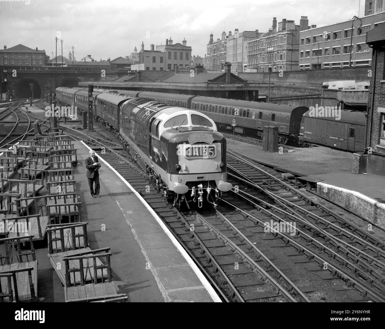 Londres : Flying Scotsman, qui bat un record, quitte Kings Cross pour Édimbourg. Couvre 393 miles en exactement six heures à une vitesse moyenne de 65,5 M.p.h. 18 juin 1962 Banque D'Images