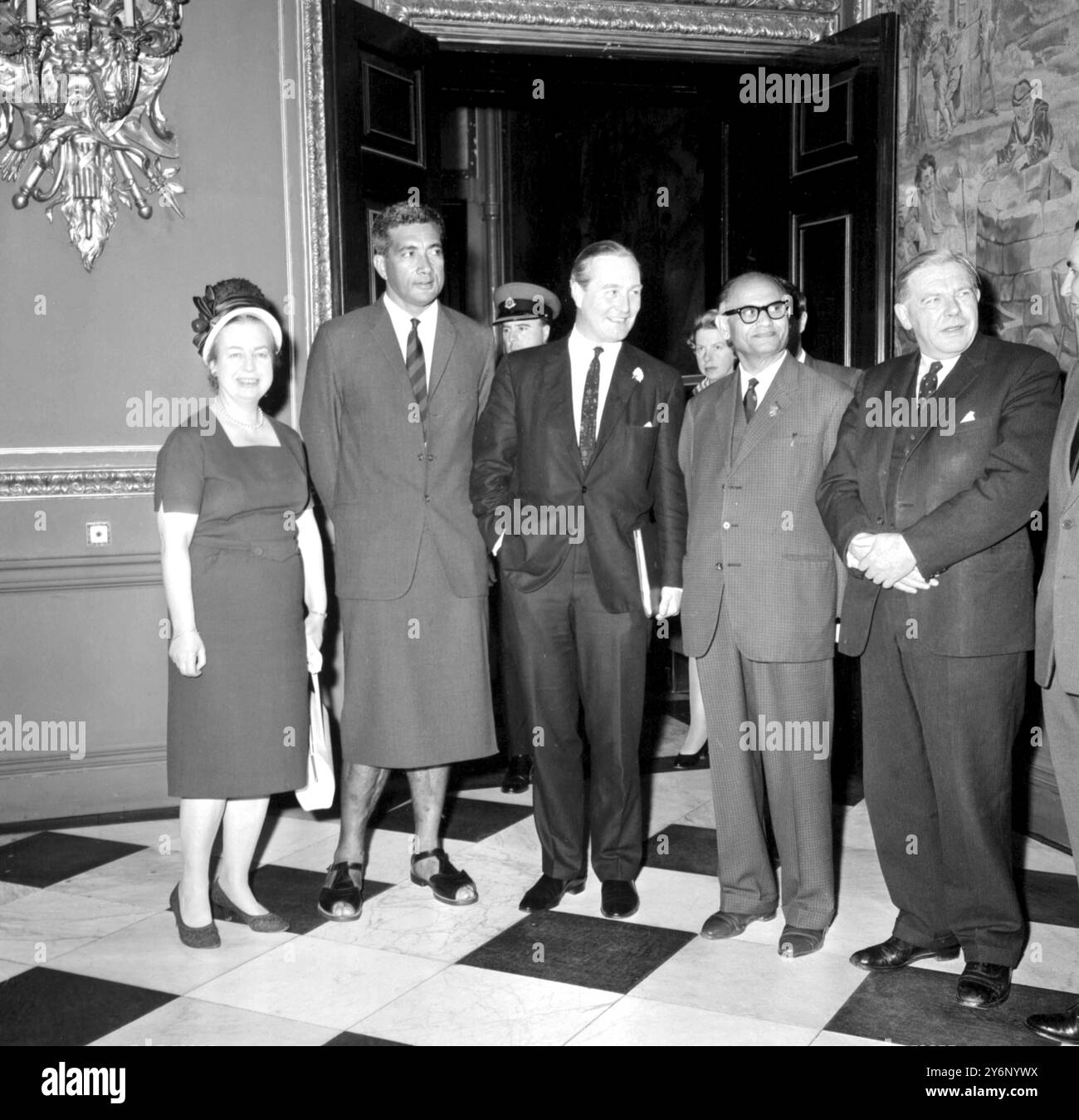 Délégués fidjiens à Londres : Ratu Mara (au centre), cheif fidjien de Pacific Colony avec Anthony Greenwood, à gauche Mme Eirene White à Marlborough House pour discuter des changements dans la Constitution fidjienne. 26 juillet 1965 Banque D'Images