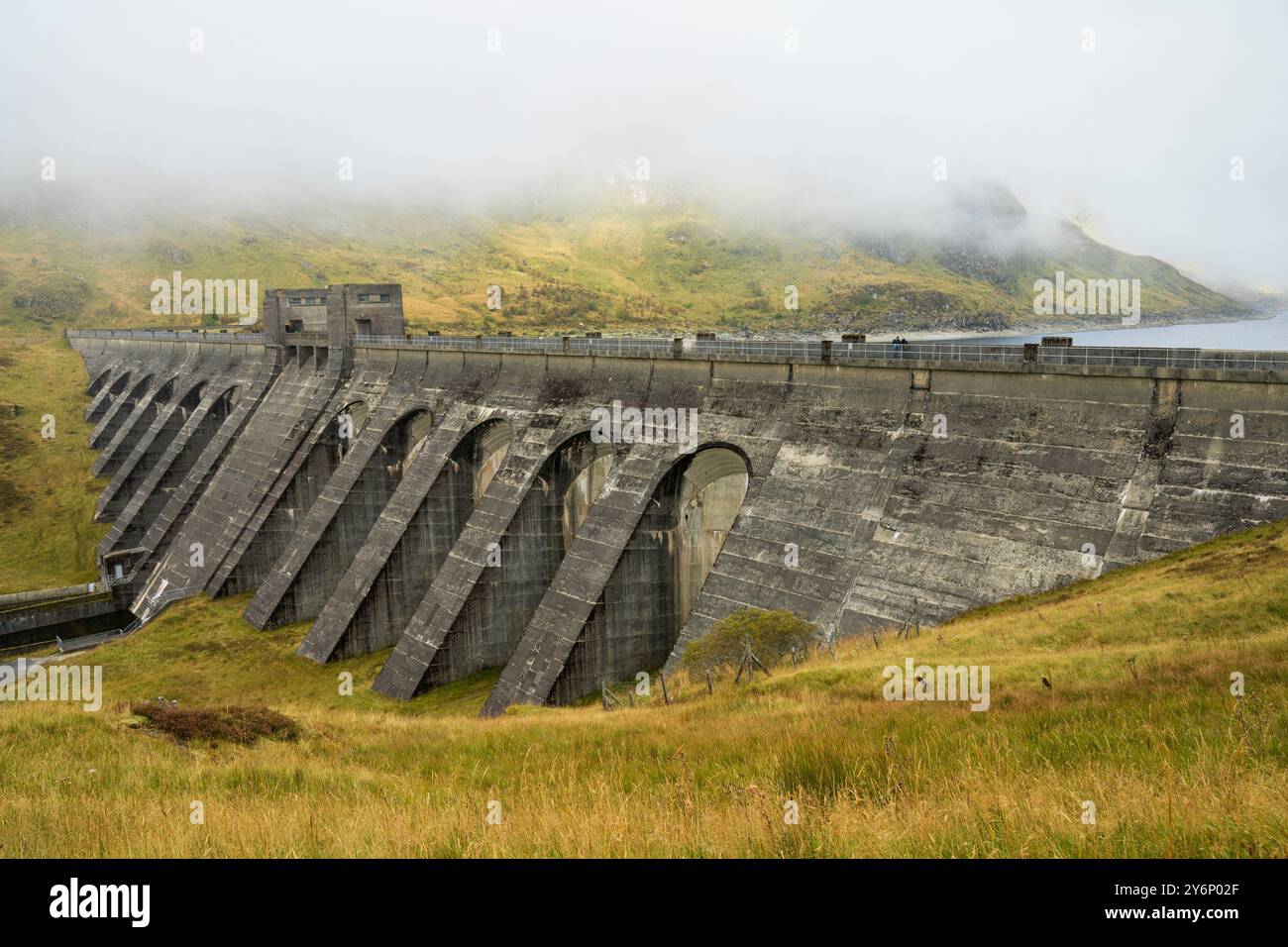 Lawers Dam émerge de la brume, près de Killin, Perthshire, Écosse, Royaume-Uni Banque D'Images