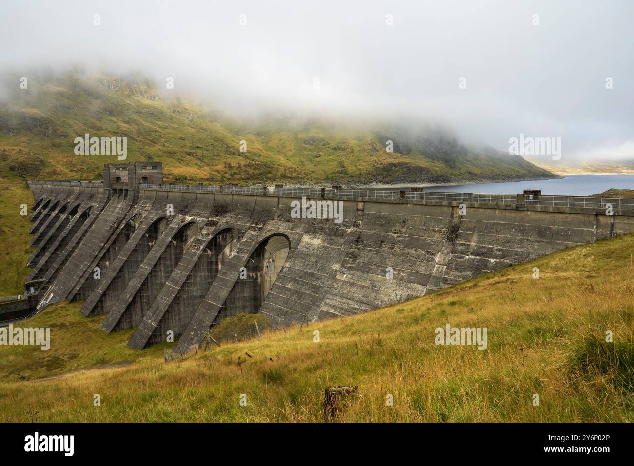 Lawers Dam émerge de la brume, près de Killin, Perthshire, Écosse, Royaume-Uni Banque D'Images