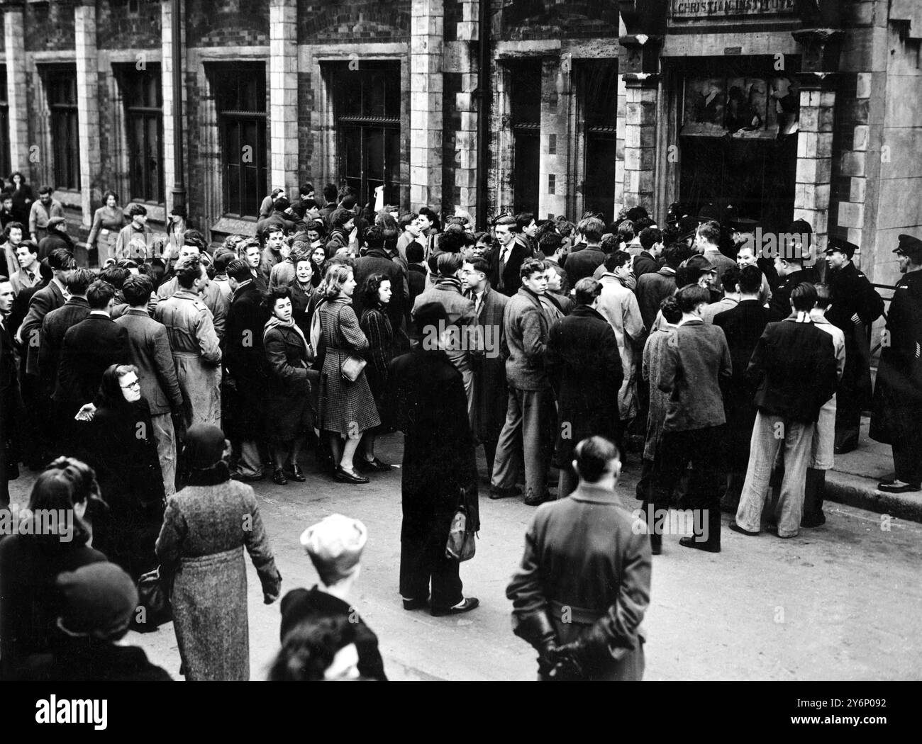 University College, Londres, a pris d'assaut le Woolwich Polytechnic mercredi 13 mars 1946 alors qu'ils tentaient de sauver leur mascotte Phineas. Les réserves de la police ont été appelées, de nombreuses vitres brisées, et une foule énorme s'est rassemblée - mais cela s'est terminé pacifiquement. La photo montre une scène à l'extérieur de l'école polytechnique de Woolwich lorsque la police nettoyait les étudiants de l'enceinte du bâtiment. Banque D'Images