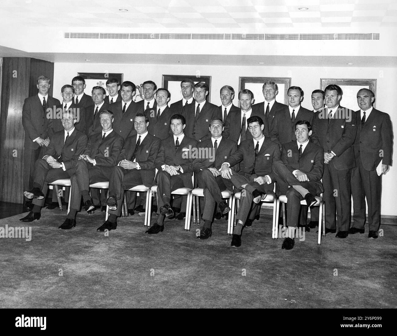 Portant leur uniforme de Coupe du monde - costume gris foncé, cravate d'équipe, chemise blanche et chaussures blak - les membres de l'équipe de football de la Coupe du monde de l'Angleterre et les officiels sont photographiés à l'hôtel Hilton de Londres, Park Lane, ce soir (lundi) alors qu'ils étaient invités de Hoour à un dîner de boxe de l'Anglo-American Sporting Club. De gauche à droite : debout - Ron Flowers (Wolves), Alan Ball (Blackpool), Norman Hunter (Leeds United), non identifié, Martin Peters (West Ham United), John Connelly (Manchester United), Jimmy Armfield (Blackpool), Norbert Stiles (Manchester United), Geoff Hurst (West Ham United), Roger Hunt (Liverp Banque D'Images