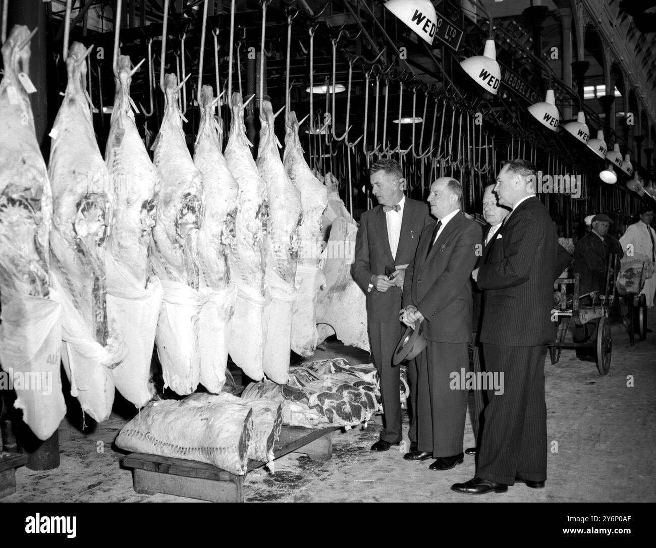 Marché de Smithfield, Londres ; envoi de bœuf réfrigéré d'Australie au marché de la viande. - - M. C. Grey, secrétaire du Queensland Meat Industry Board ; M. T.G. Hope, président du Queensland Meat Board ; M. Basil Holden, président de Smithfield Market ; et M. David A. Muir, agent général pour le Queensland. (L'ordre des personnes change dans cette série de photos) - - 20 juillet 1959 Banque D'Images