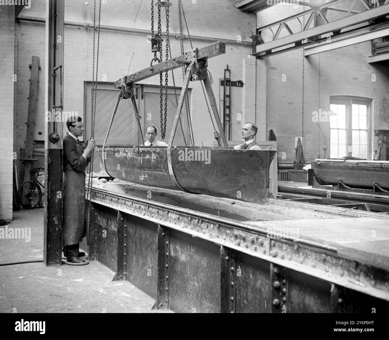 Teddington : travaux de recherche au National Physical Laboratory de teddington pour diminuer le mouvement de tangage des navires en mer. Levage du modèle hors du moule. Banque D'Images