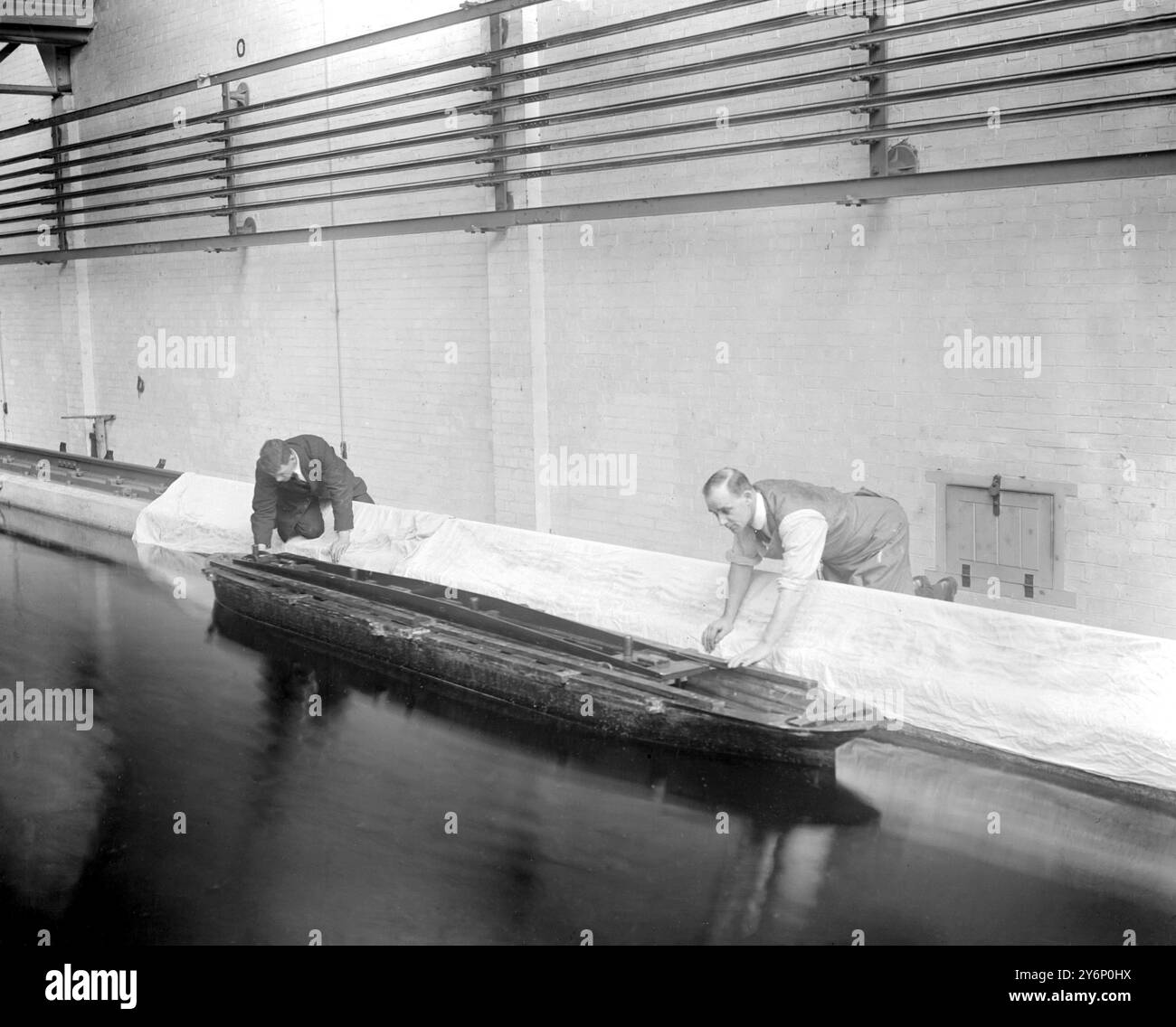 Teddington : travaux de recherche au National Physical Laboratory de teddington pour diminuer le mouvement de tangage des navires en mer. Levage du modèle hors du moule. Banque D'Images