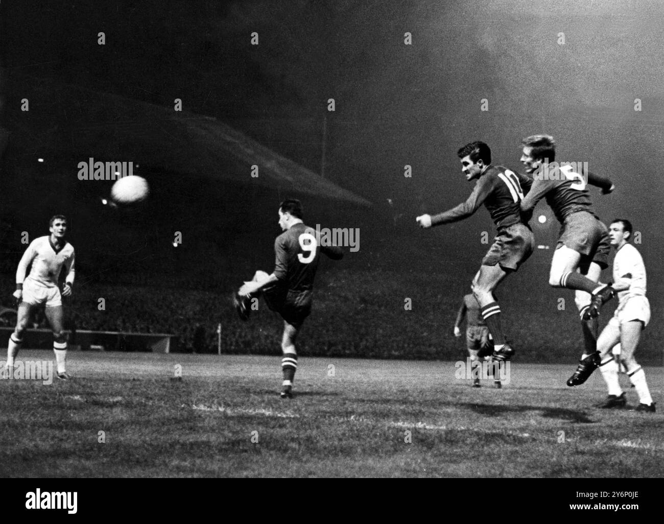 20 septembre 1967 : finale de la Coupe d'Europe : Celtic versus Dynamo Kiev à Glasgow. Photo montre : Celtic attaque sauvagement dans une tentative de sauver leur cravate européenne contre l'équipe russe. Chalmers (au centre) saute au ballon alors qu'Iauld est en tête du ballon et est couvert par son coéquipier McNeil (5). Bien qu'ils aient réussi à retirer un but après la mi-temps, le Celtic a été battu 2-1. Banque D'Images