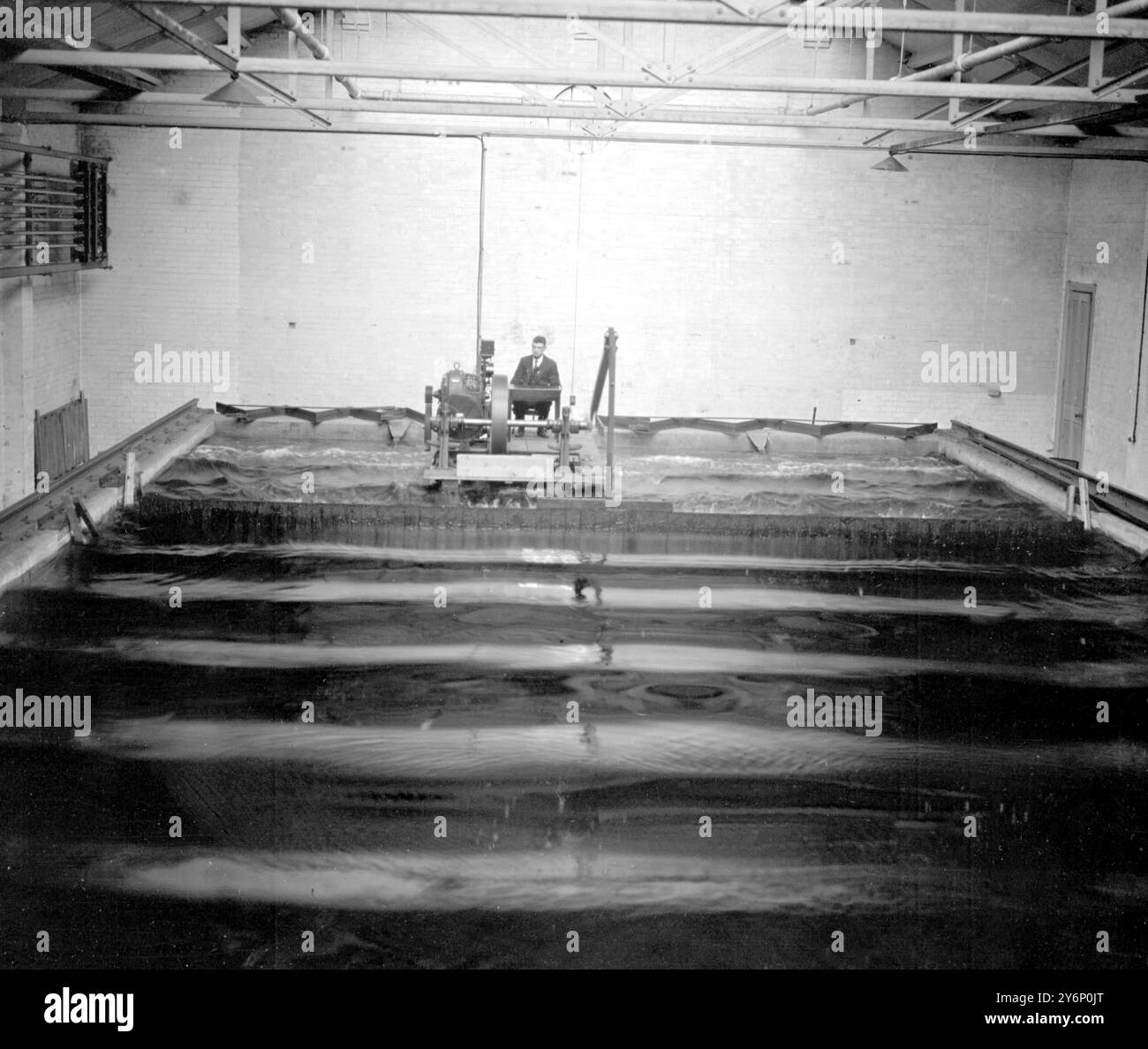 Teddington : travaux de recherche au National Physical Laboratory de teddington pour diminuer le mouvement de tangage des navires en mer. Machines de production de WAV au travail. Banque D'Images