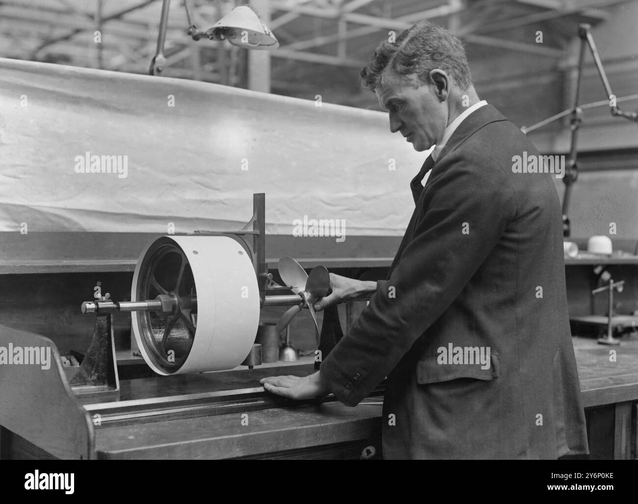 Teddington : travaux de recherche au National Physical Laboratory de teddington pour diminuer le mouvement de tangage des navires en mer. Tester la dérive du gouvernail d'un navire. Banque D'Images