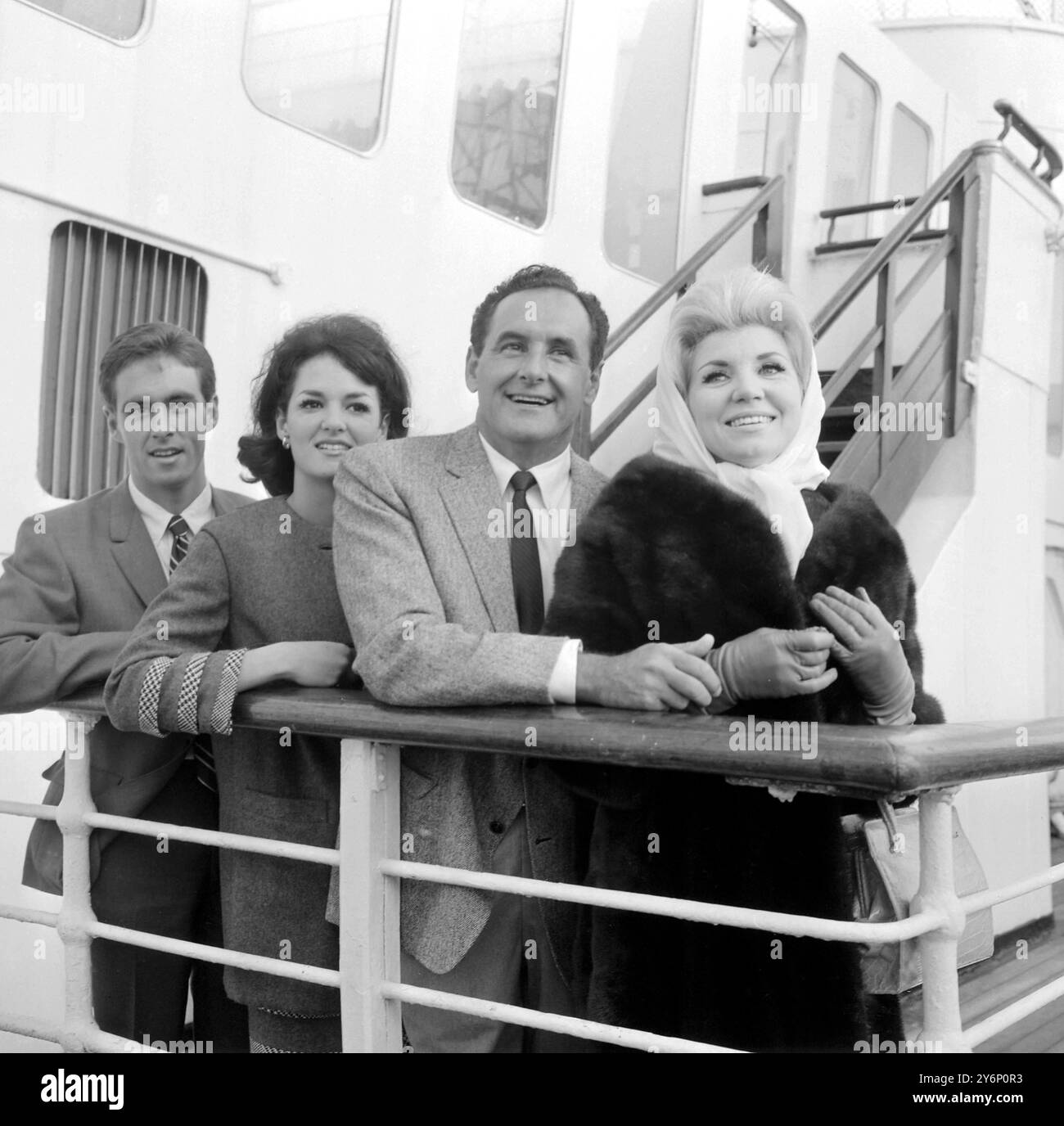 Southhampton, Angleterre : la reine Cunarder Elizabeth est arrivée à Southampton de New York. À bord du paquebot se trouve le dessinateur et partenaire de Hanna et Barbera production, créateurs de la série télévisée 'Flintstones'., Joseph Barbera, avec sa femme Sheila ; son fils Neal, 22 ans et sa fille Jayne, 24 ans. 6 septembre 1966 Banque D'Images