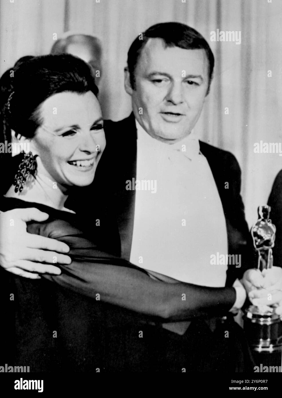 11 avril 1968 : Santa Monica, USA : L'actrice Claire Bloom embrasse son mari, Rod Steiger après qu'il ait reçu un Oscar du meilleur acteur de l'année lors des présentations des Oscars Banque D'Images