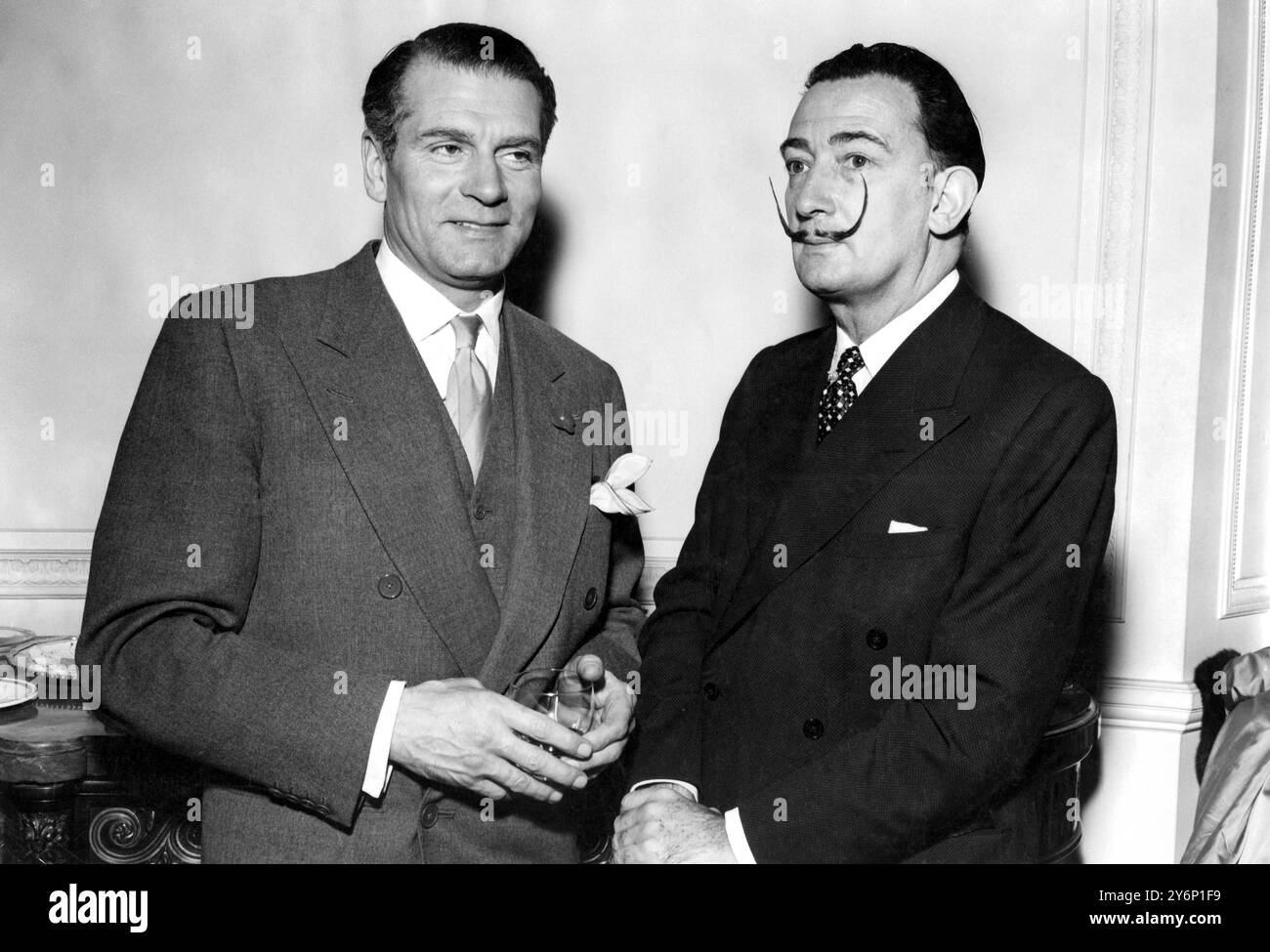 Le peintre surréaliste Salvador Dali (à droite) rencontre l'homme qu'il est venu de France pour peindre, l'acteur Sir Laurence Olivier à Londres ce soir (mardi). Le portrait de Dali montrera Sir Laurence Olivier dans son rôle de Richard III pour son nouveau film et tentera probablement de capturer les bonnes et mauvaises parties du personnage du roi - peut-être en incluant TOW. 26 avril 1955 Banque D'Images