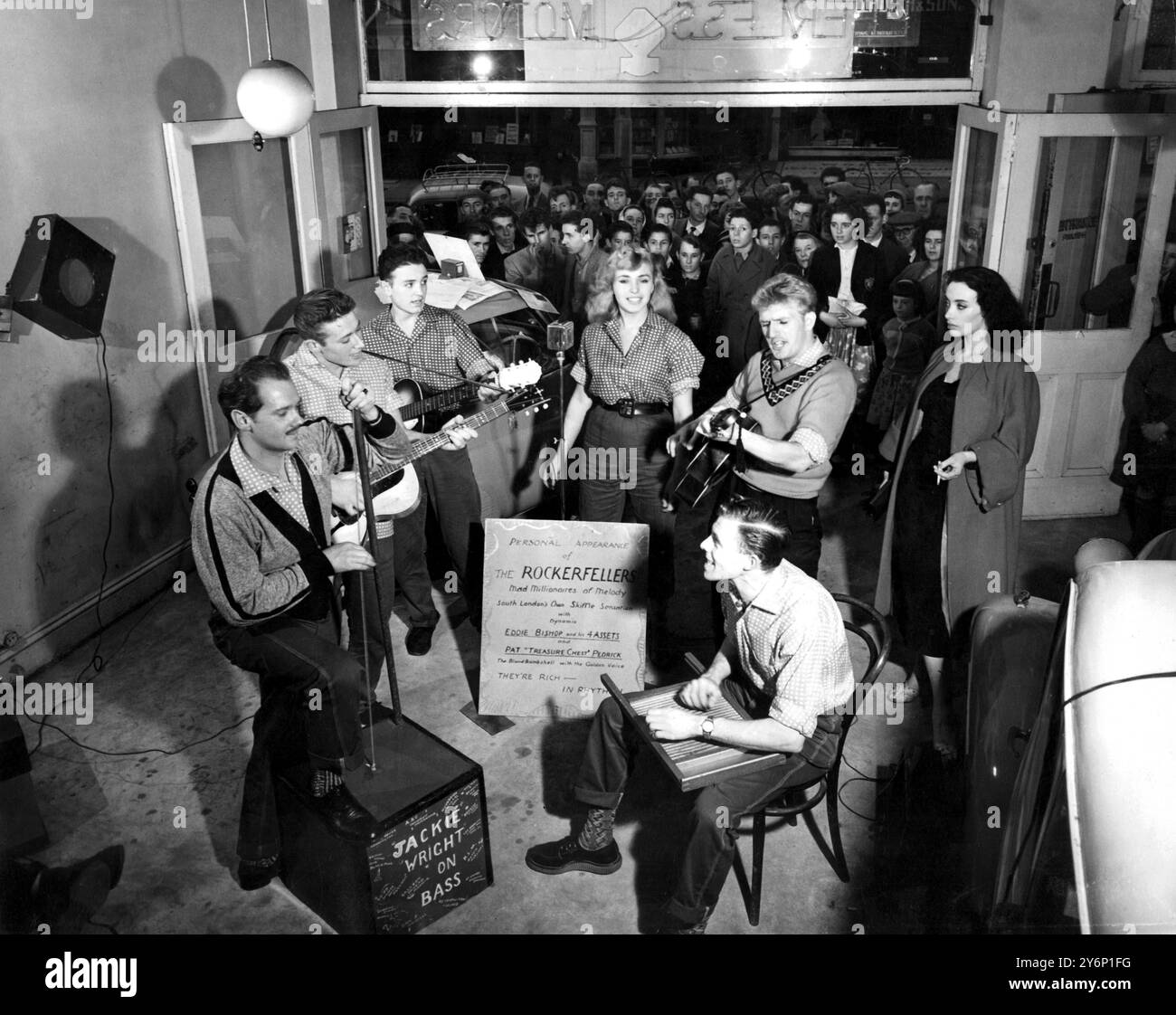 Peerless Motors un showroom de voiture à Balham South London est le 'studio' pour le nouveau groupe de skiffle de Londres les 'Rockefellers' ( Mad Millionaires of Melody ) qui espèrent pénétrer dans la télévision après une audition cette semaine le mannequin Pat Pedrick âgé de 17 ans ( centre ) a rejoint le groupe en tant que leur chanteur 30 septembre 1957 Banque D'Images